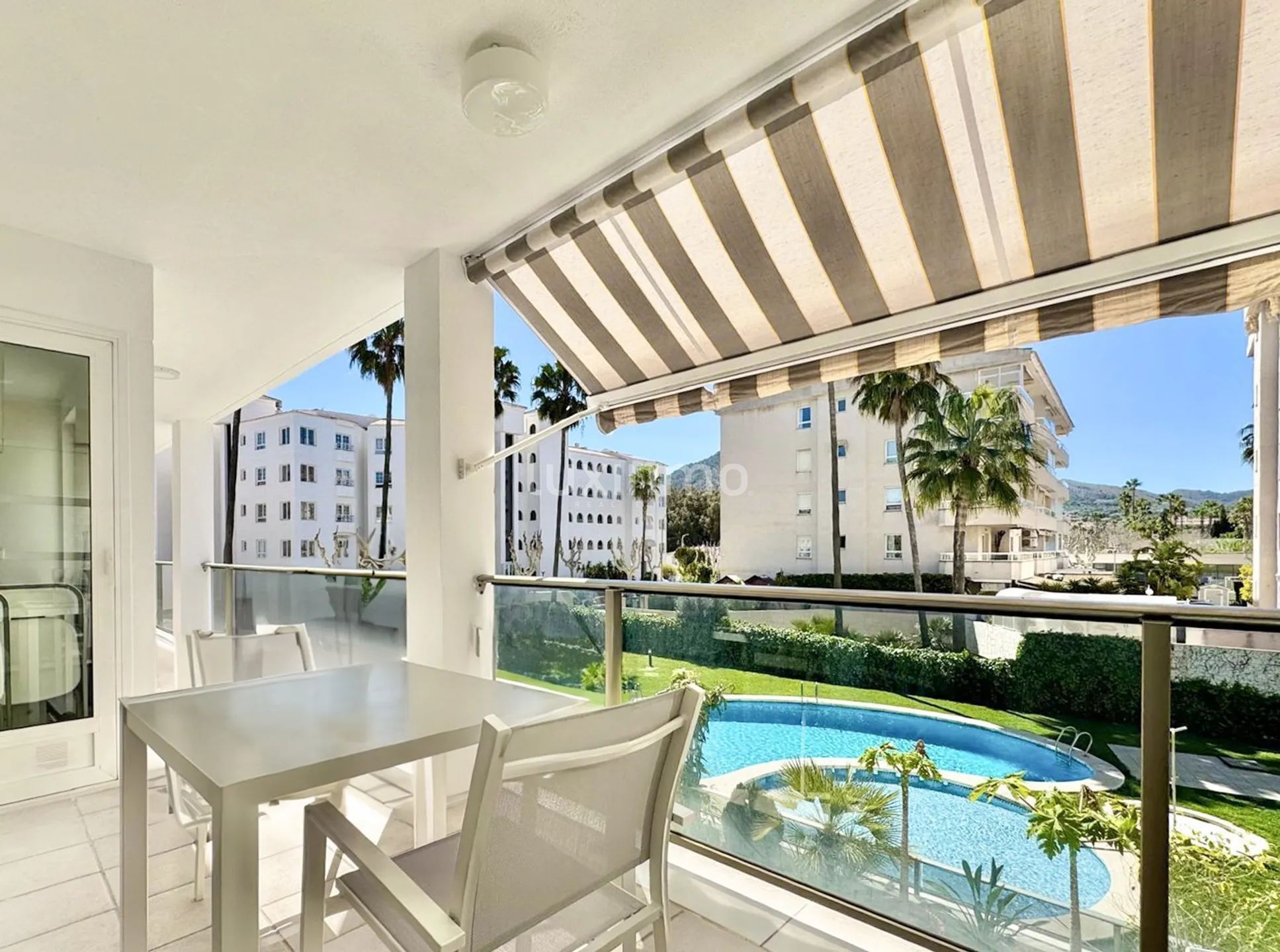 Modern 2-bed apartment/flat with parking and pool in El Albir — photo 2