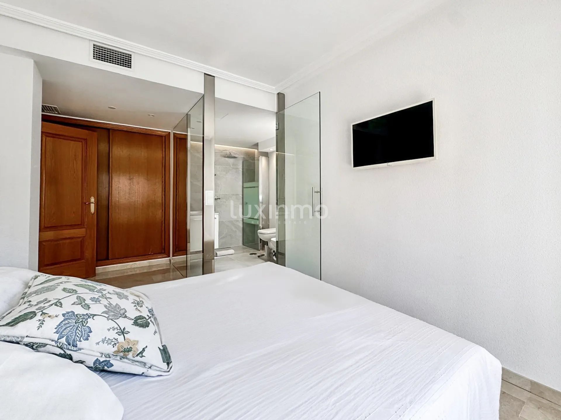 Modern 2-bed apartment/flat with parking and pool in El Albir — photo 9