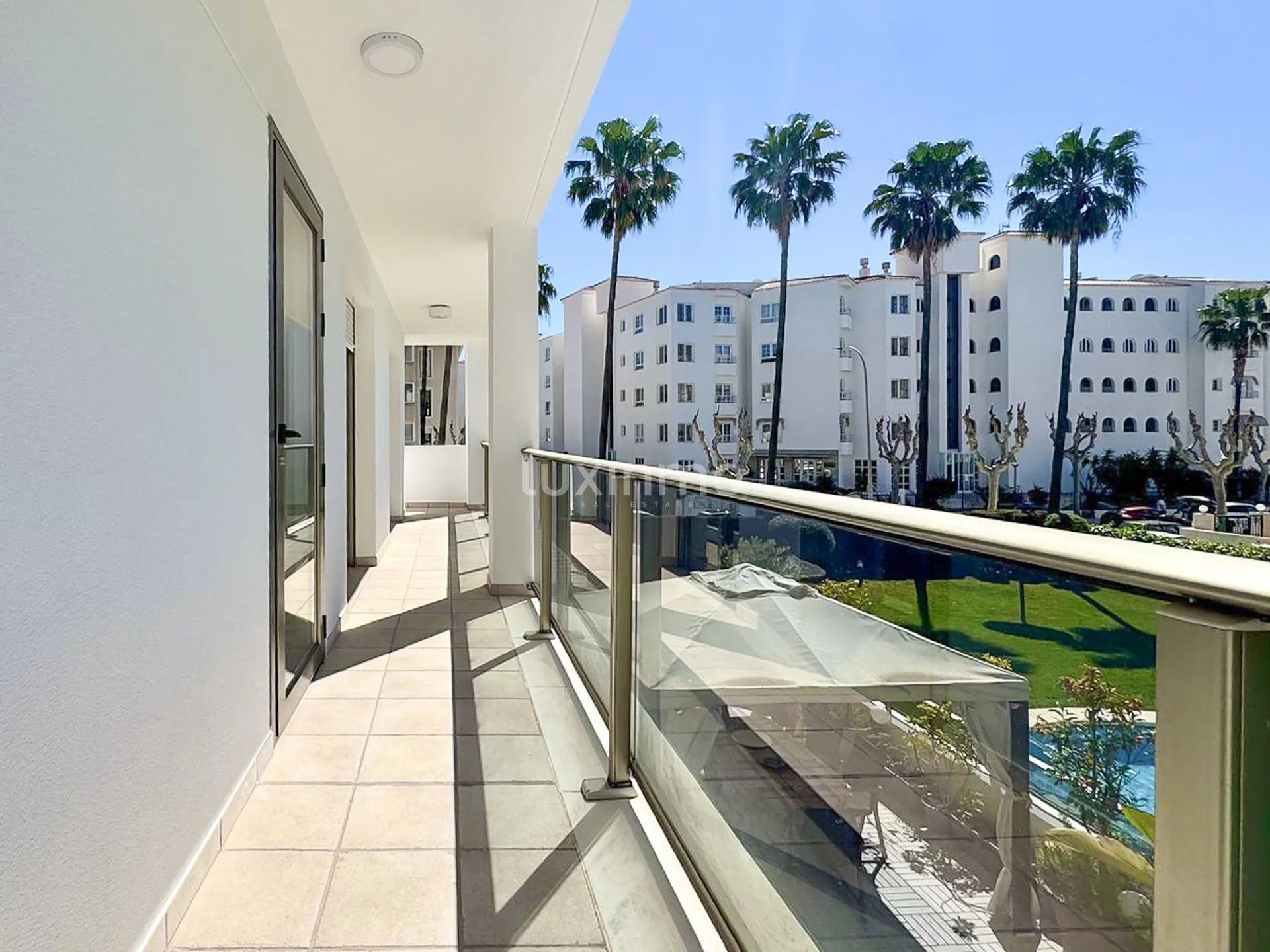 Modern 2-bed apartment/flat with parking and pool in El Albir — photo 3