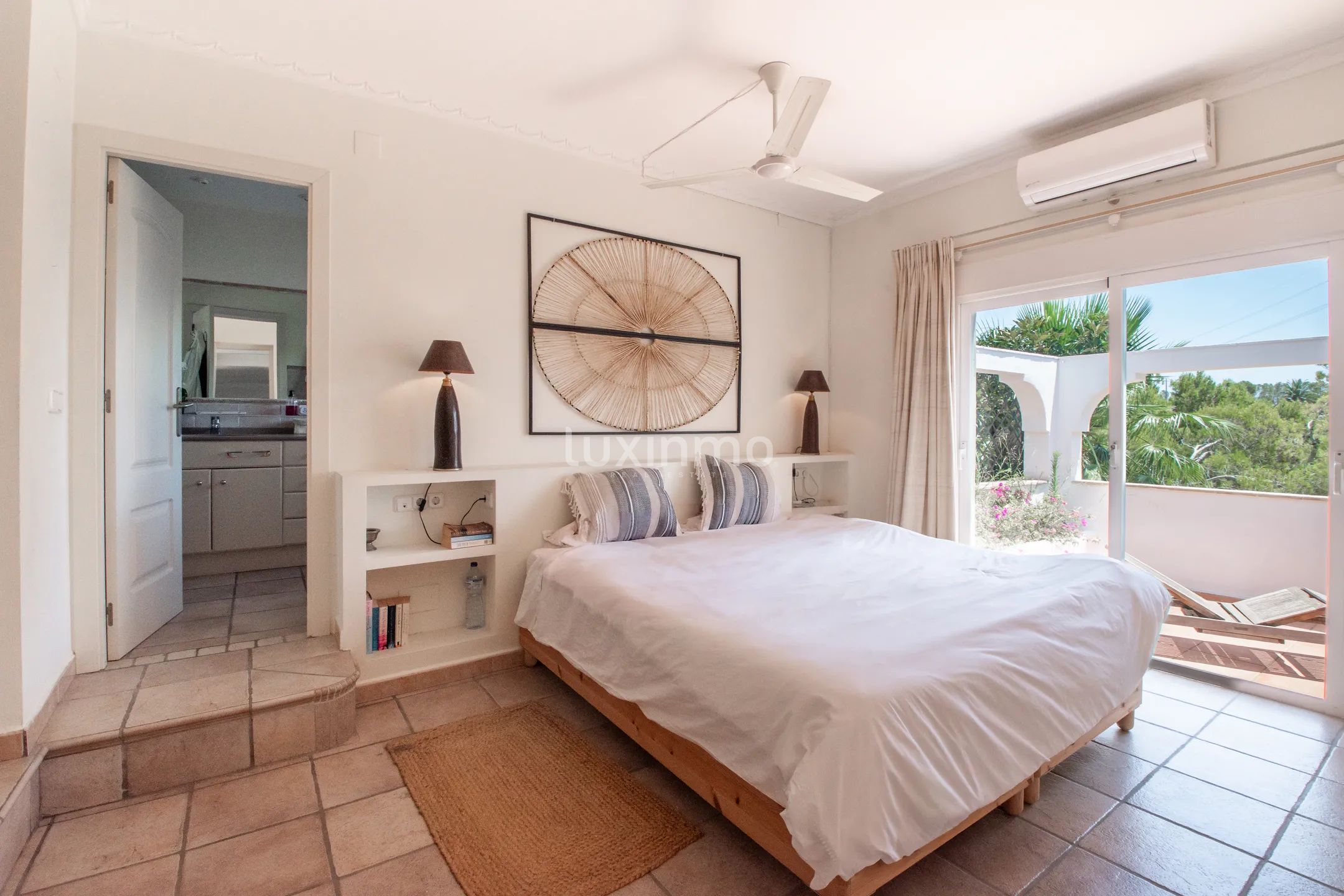 Exclusive ibiza-style villa with open views and private pool — photo 15