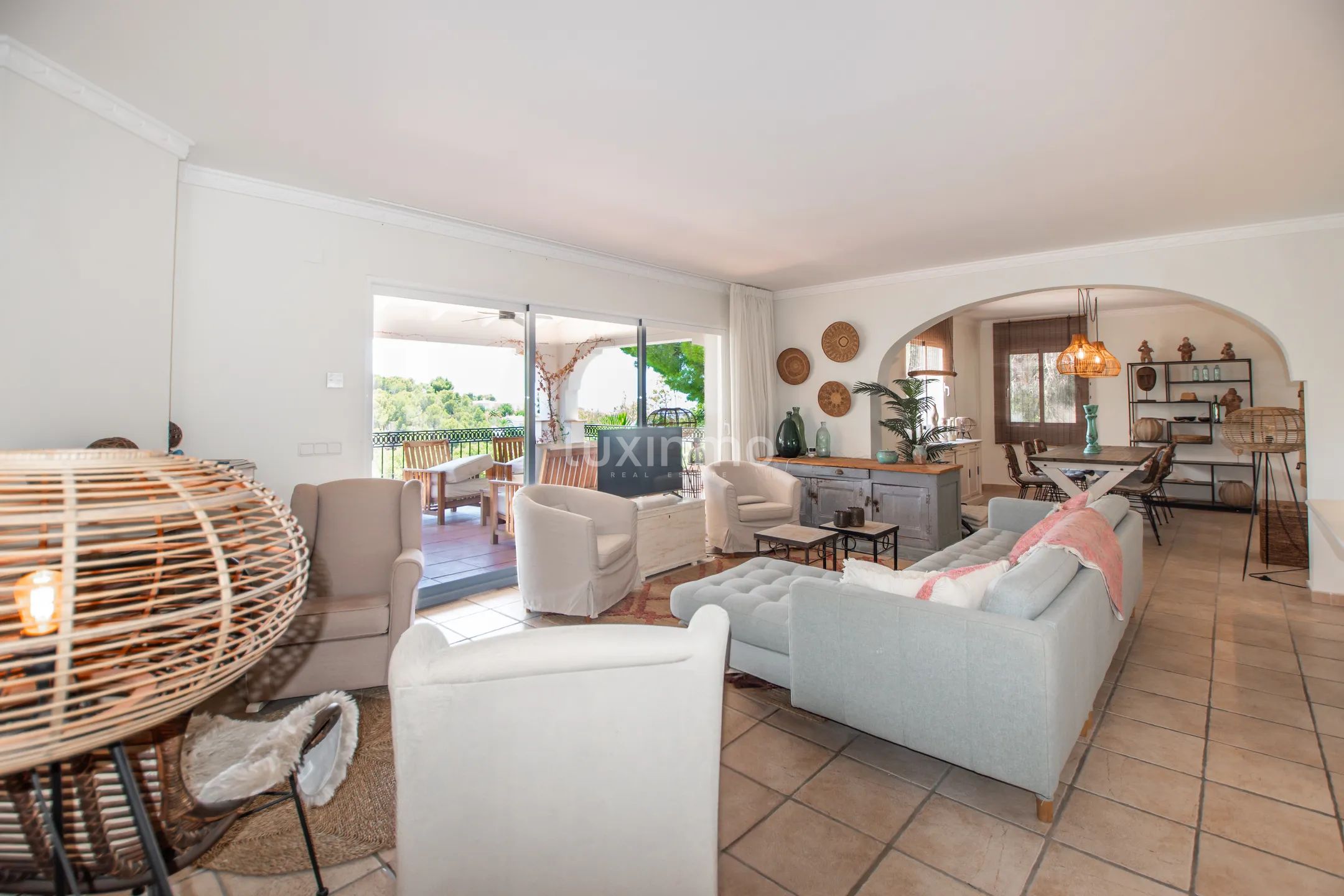 Exclusive ibiza-style villa with open views and private pool — photo 21