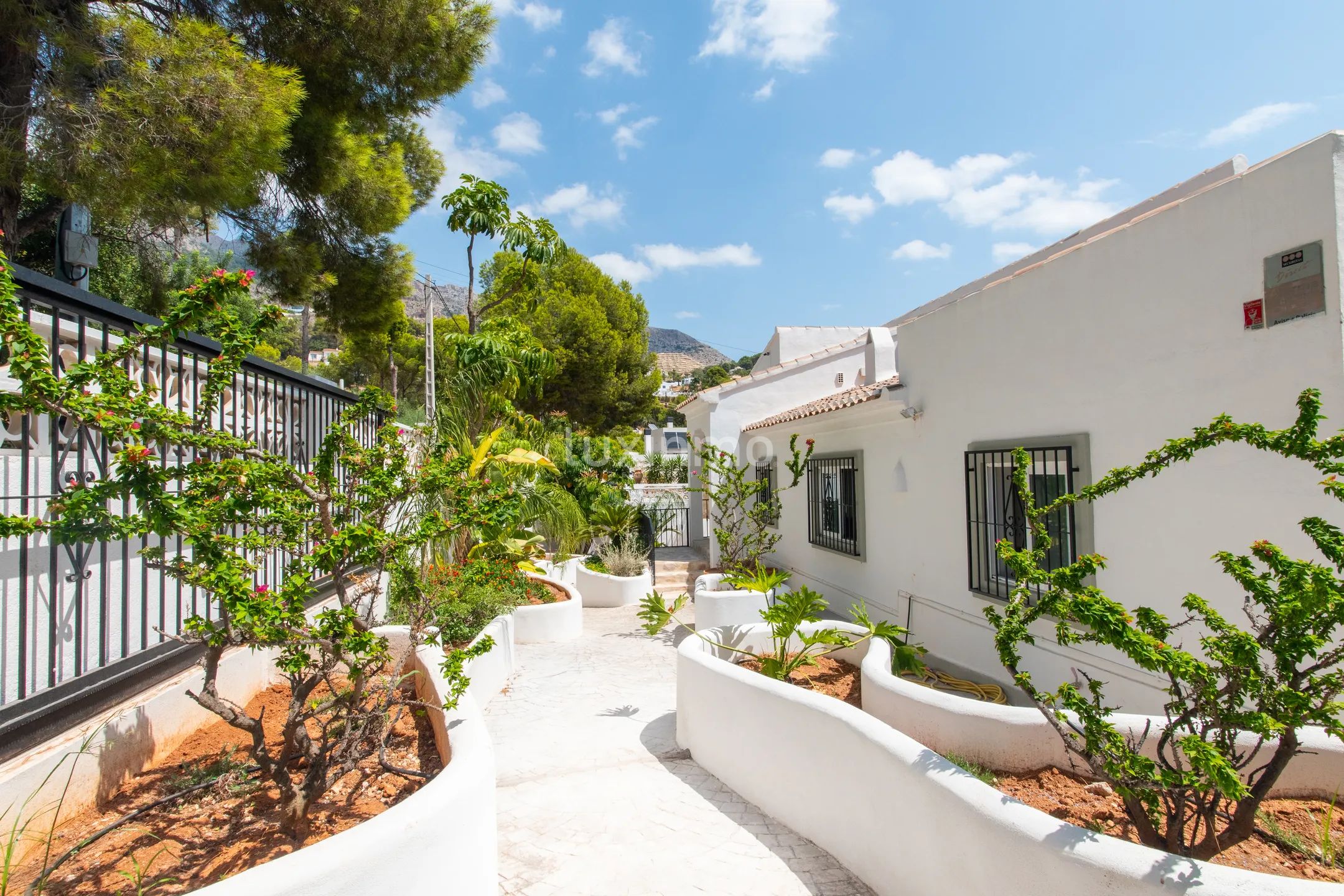 Exclusive ibiza-style villa with open views and private pool — photo 37