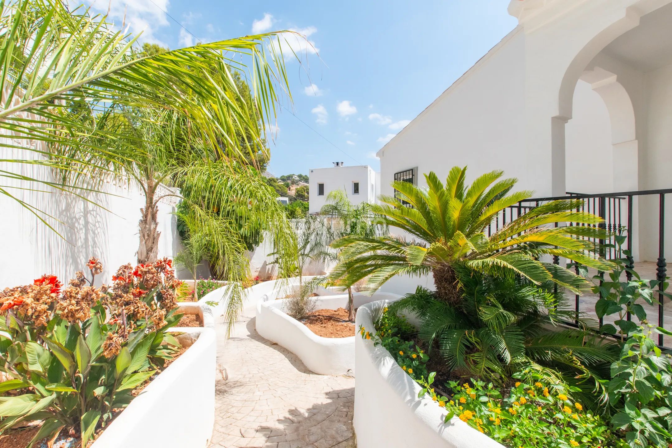 Exclusive ibiza-style villa with open views and private pool — photo 3