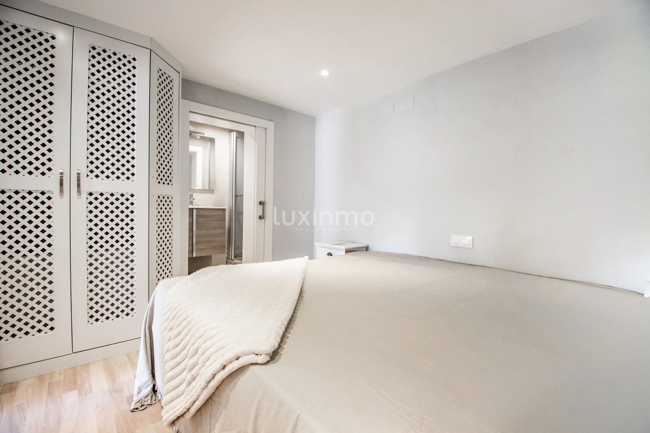 Exclusive ibiza-style villa with open views and private pool — photo 11