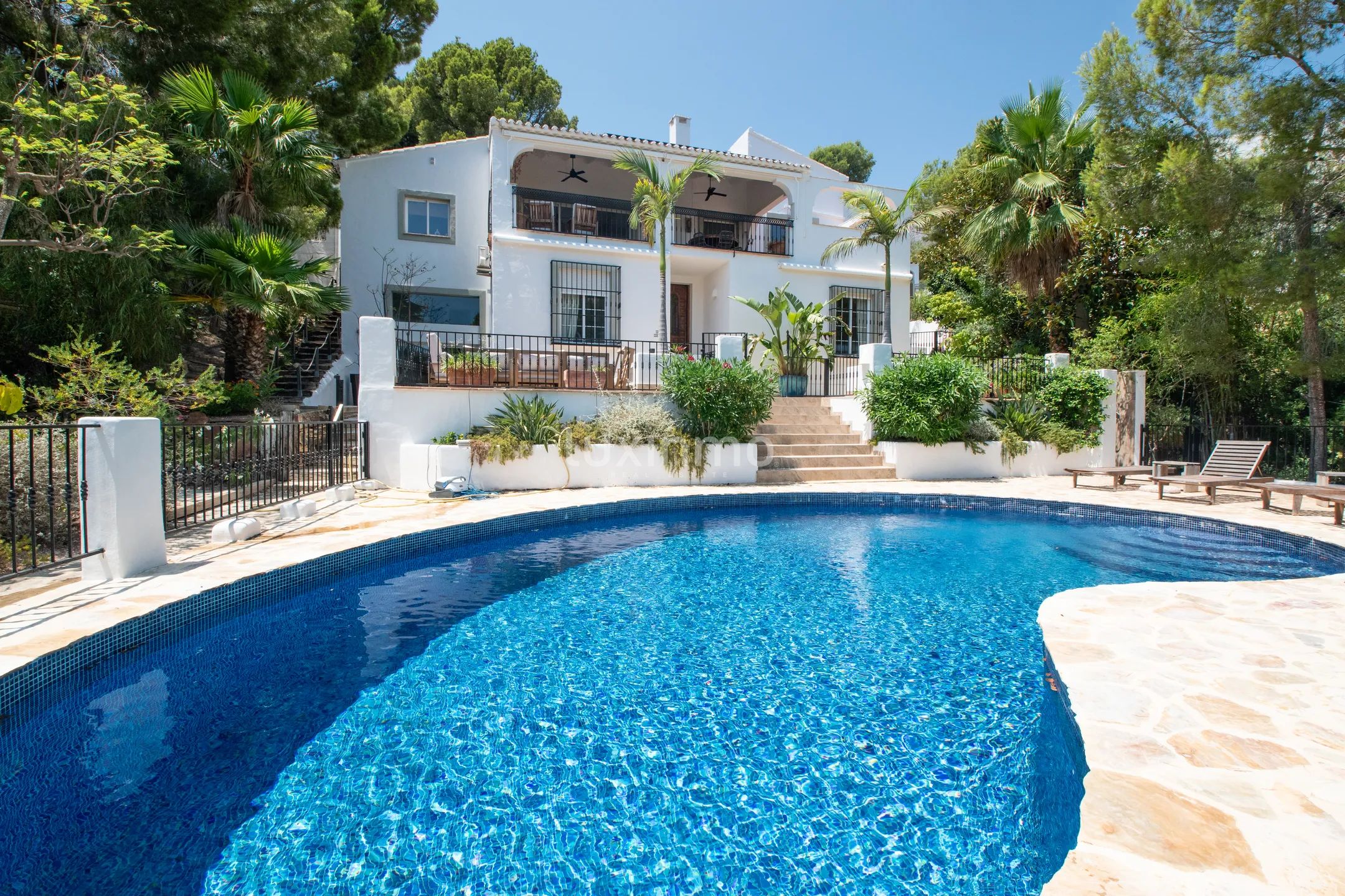 Exklusive Villa im Ibiza-Stil mit freiem Ausblick und privatem Pool