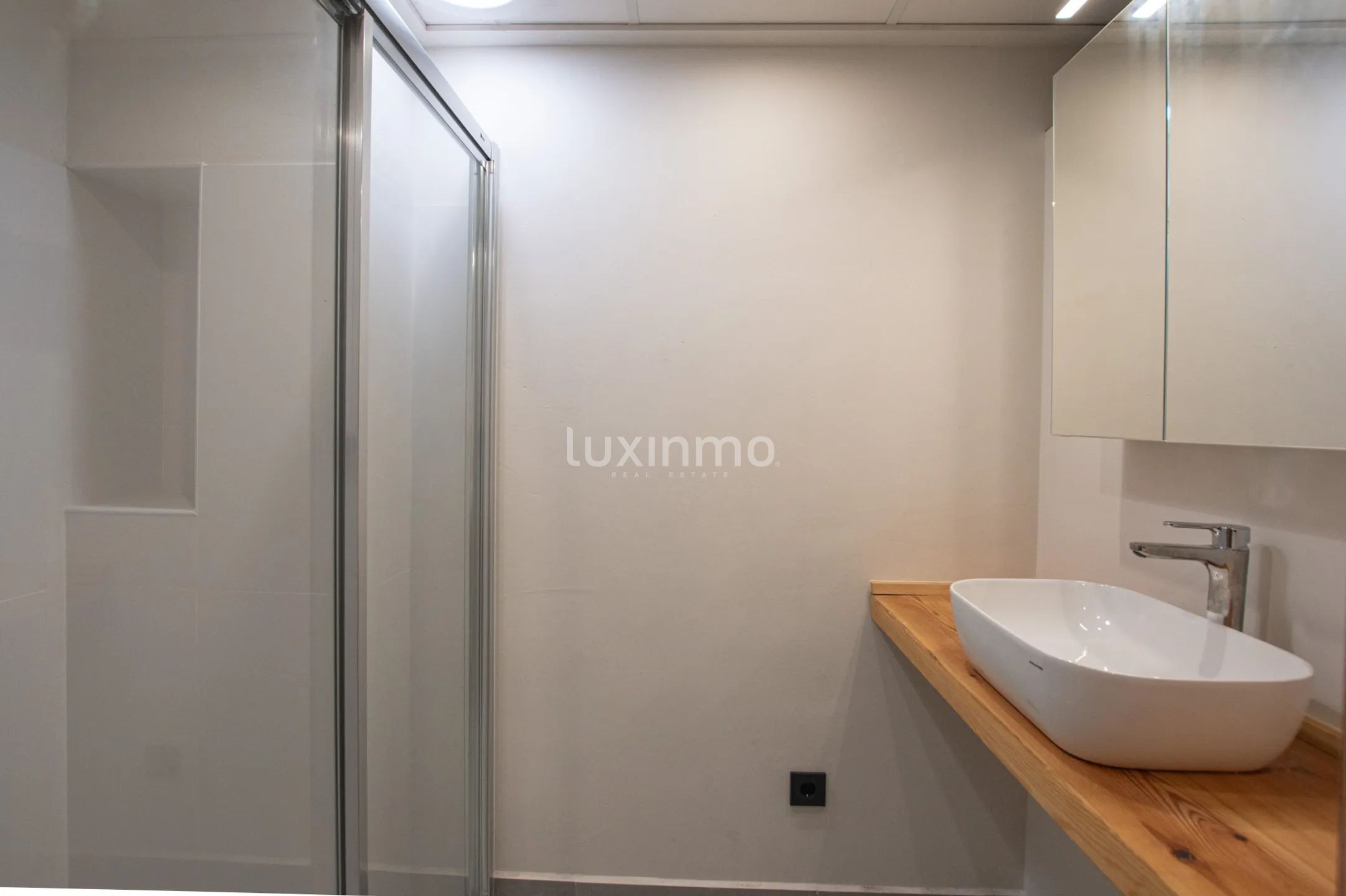 Moderne 2-Zimmer-Wohnung zu vermieten in Senija — photo 11