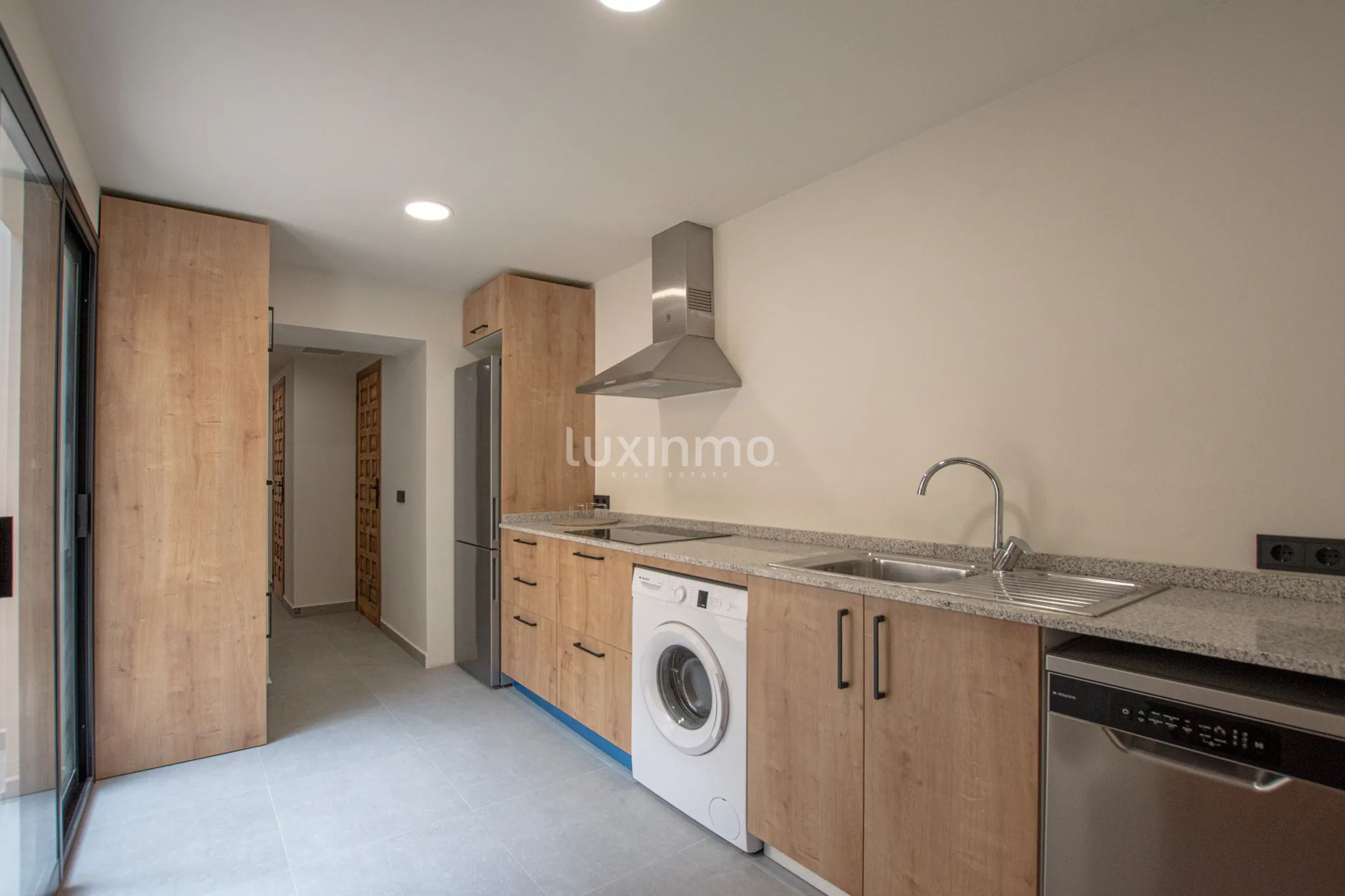 Moderne 2-Zimmer-Wohnung zu vermieten in Senija — photo 14