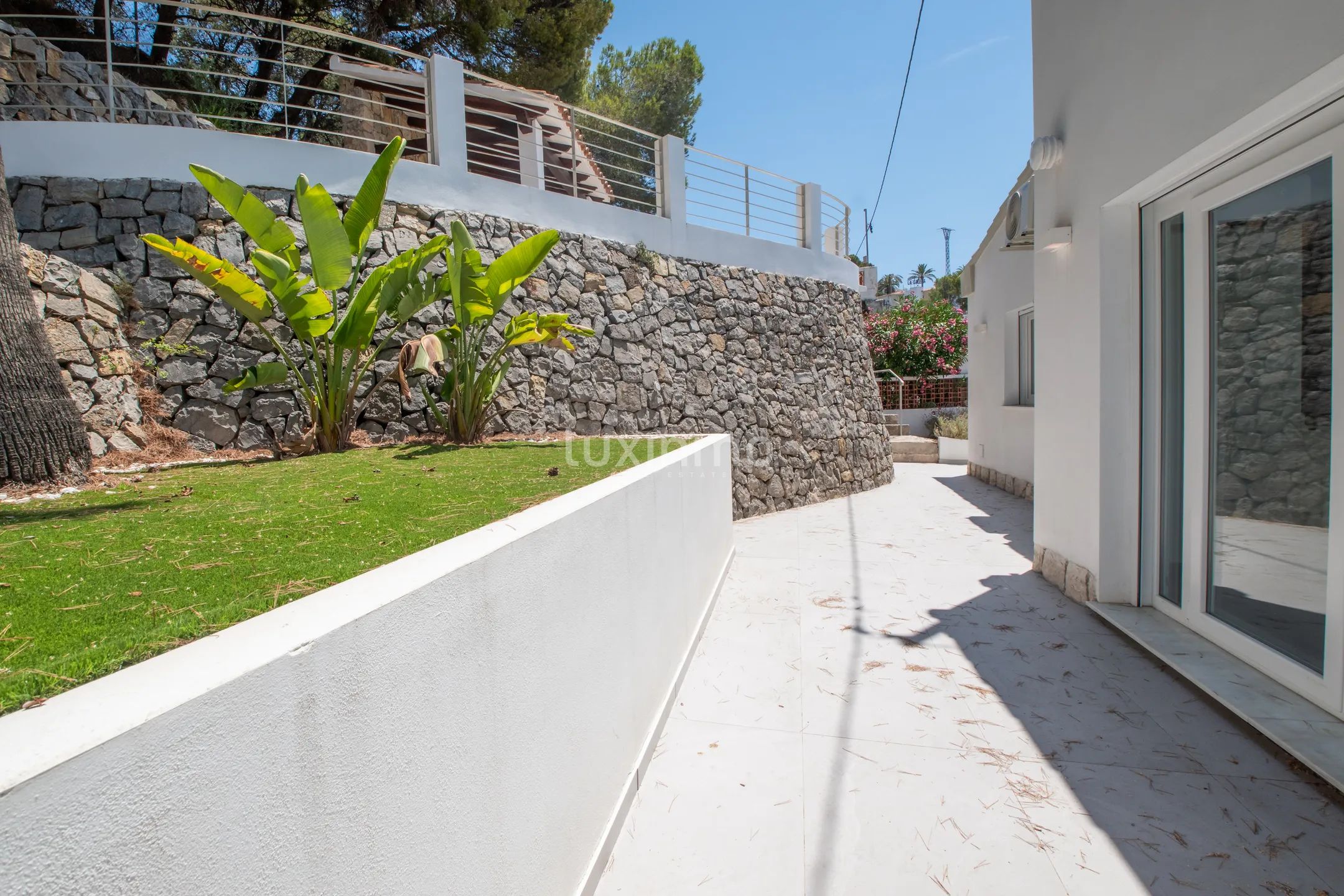 Detached 2-bedroom villa with independent studio and pool for rent in Altea — photo 4