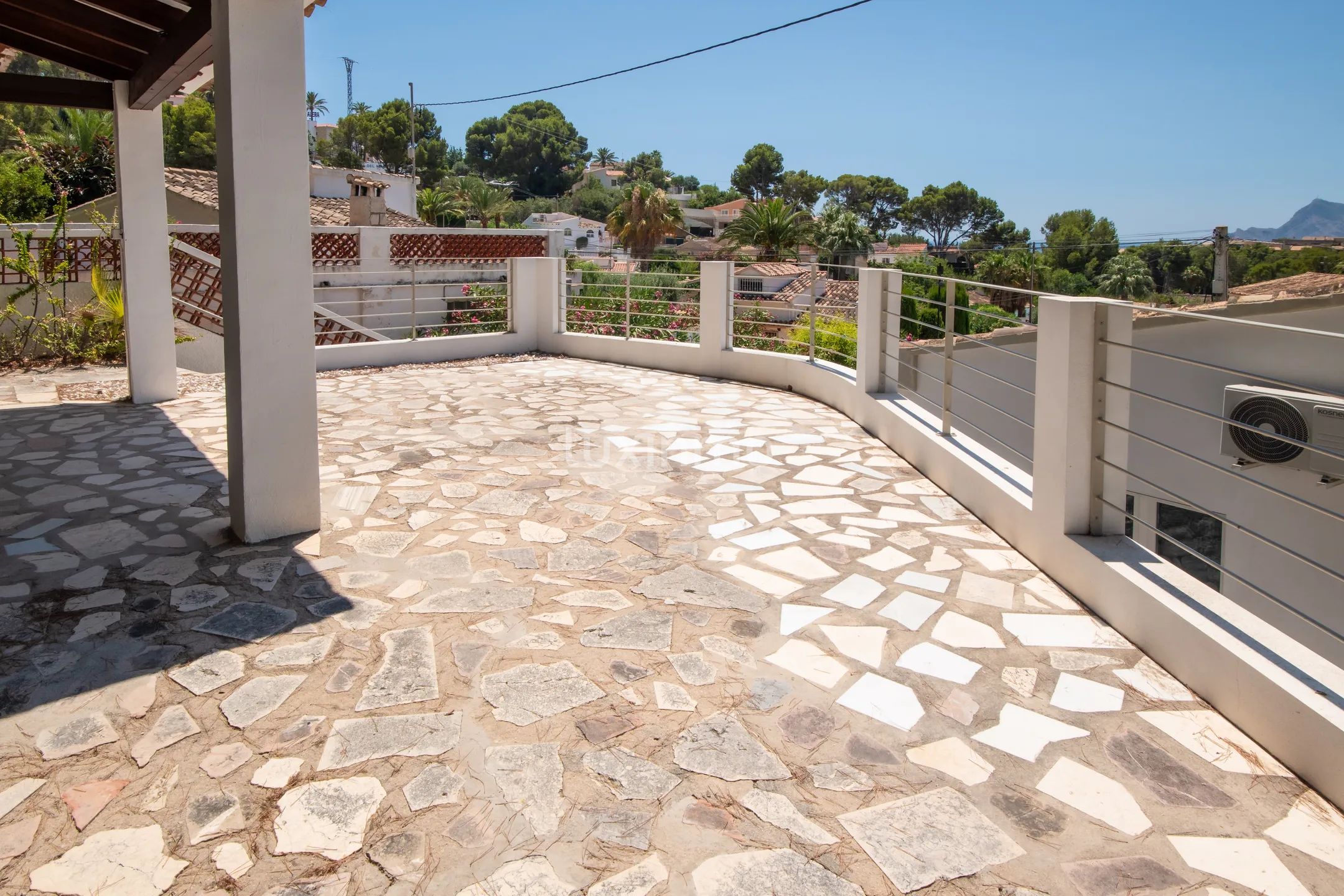 Detached 2-bedroom villa with independent studio and pool for rent in Altea — photo 17