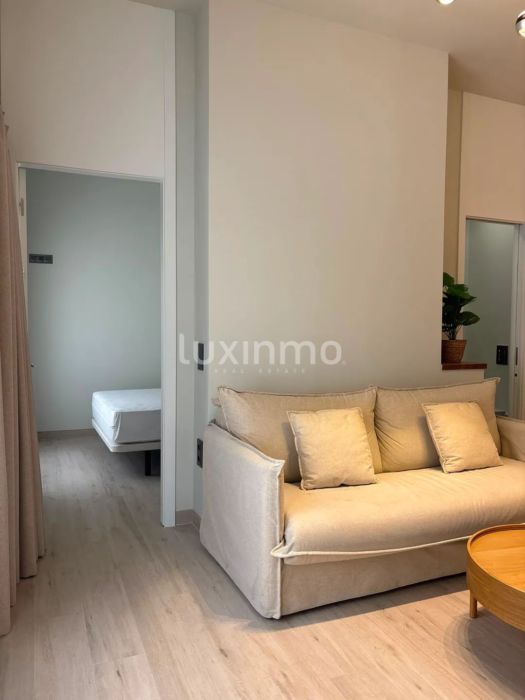 Sunlit modern apartment with sea & mountain views — photo 2