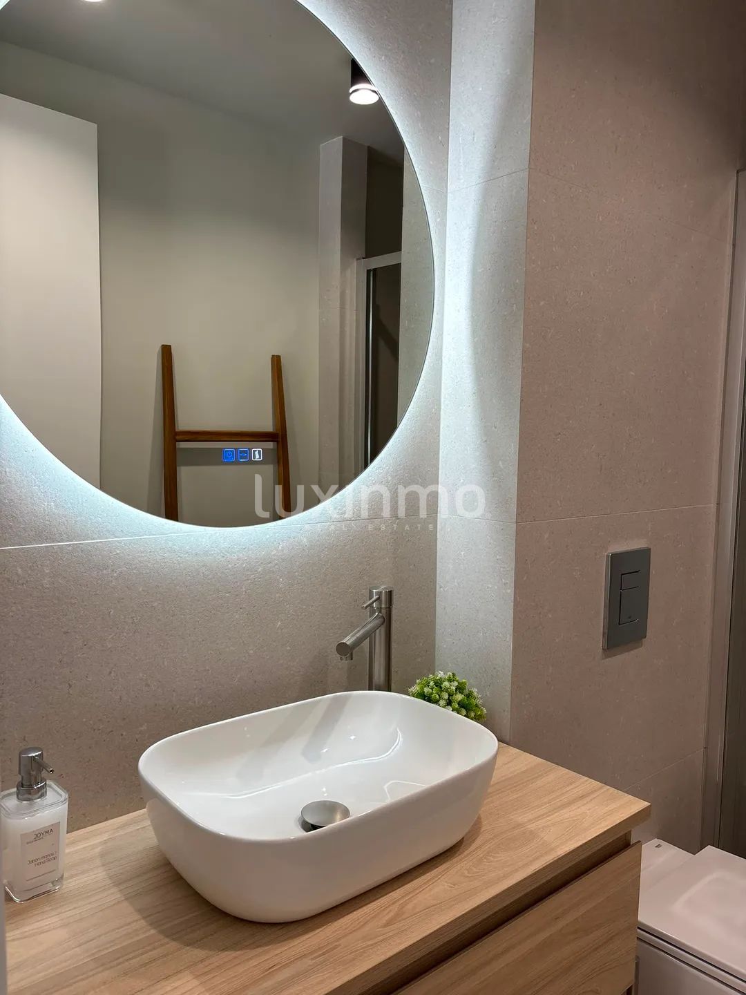Sunlit modern apartment with sea & mountain views — photo 6