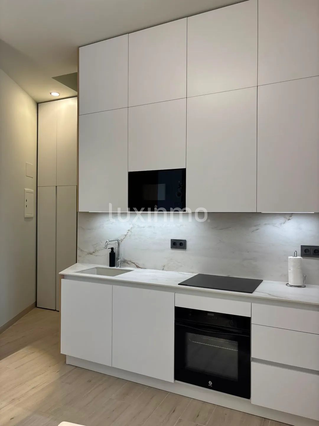 Sunlit modern apartment with sea & mountain views — photo 4