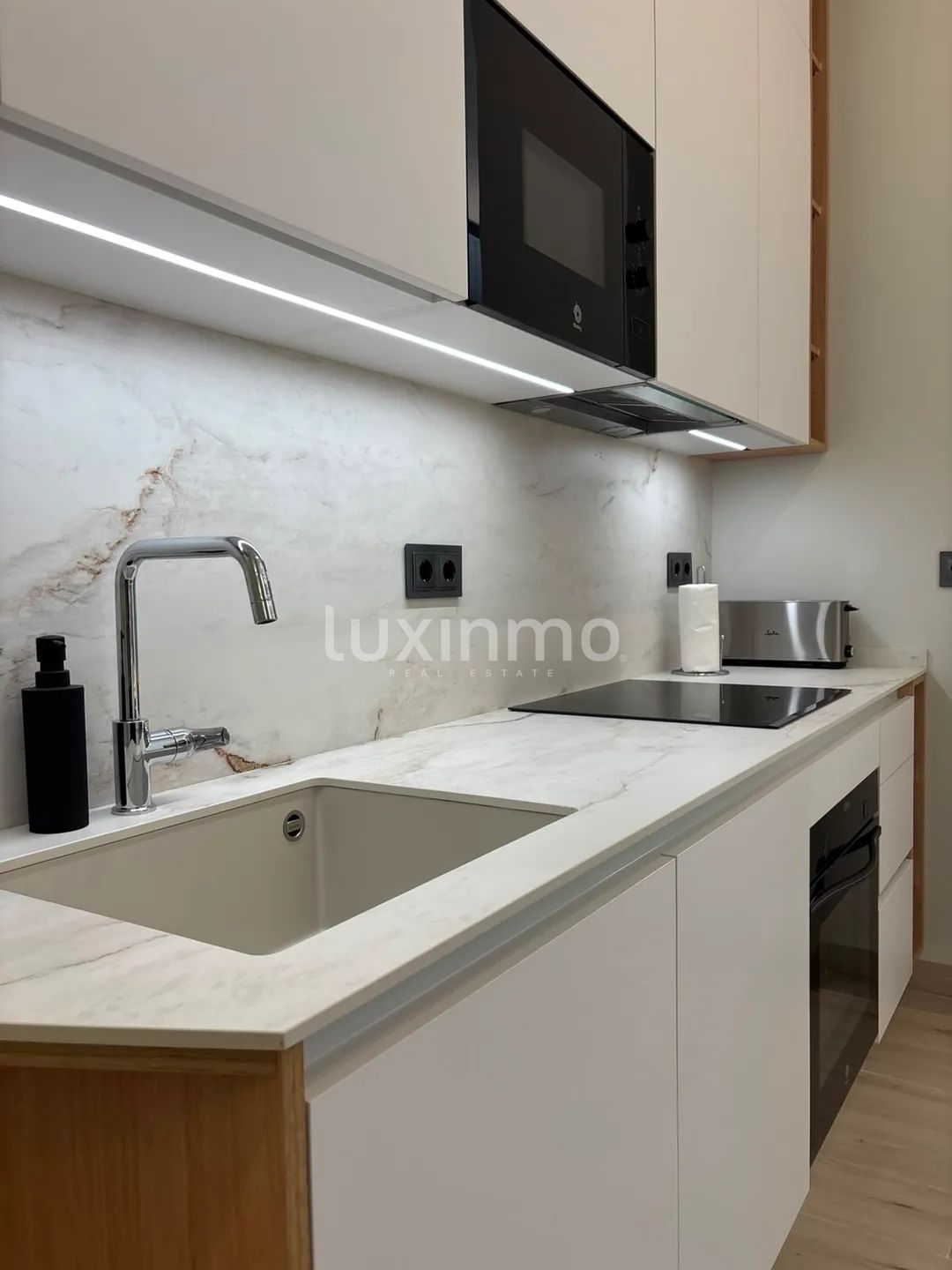 Sunlit modern apartment with sea & mountain views — photo 3