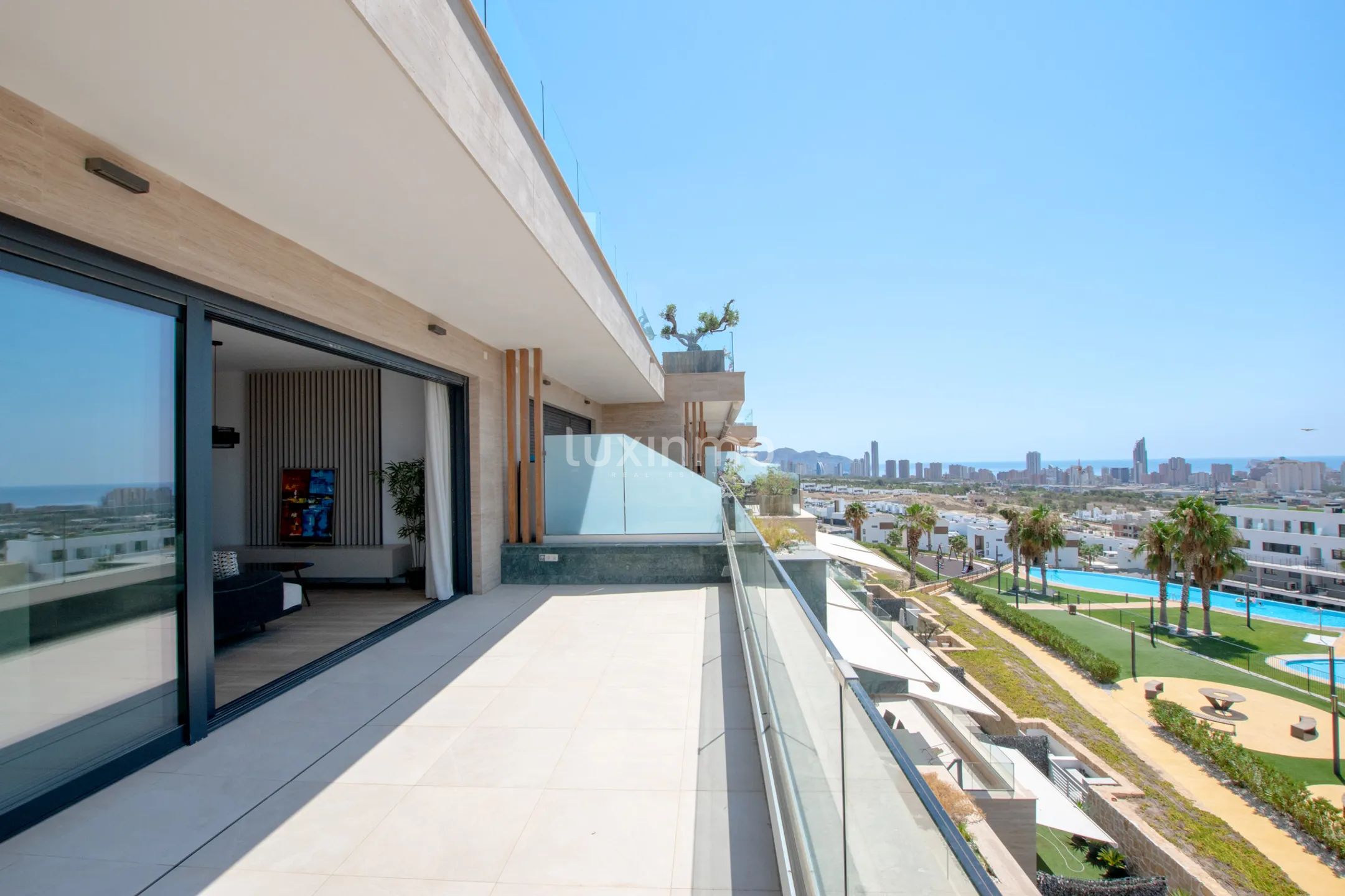 Ático contemporáneo en alquiler con vistas al mar en Camporrosso Stone Valley