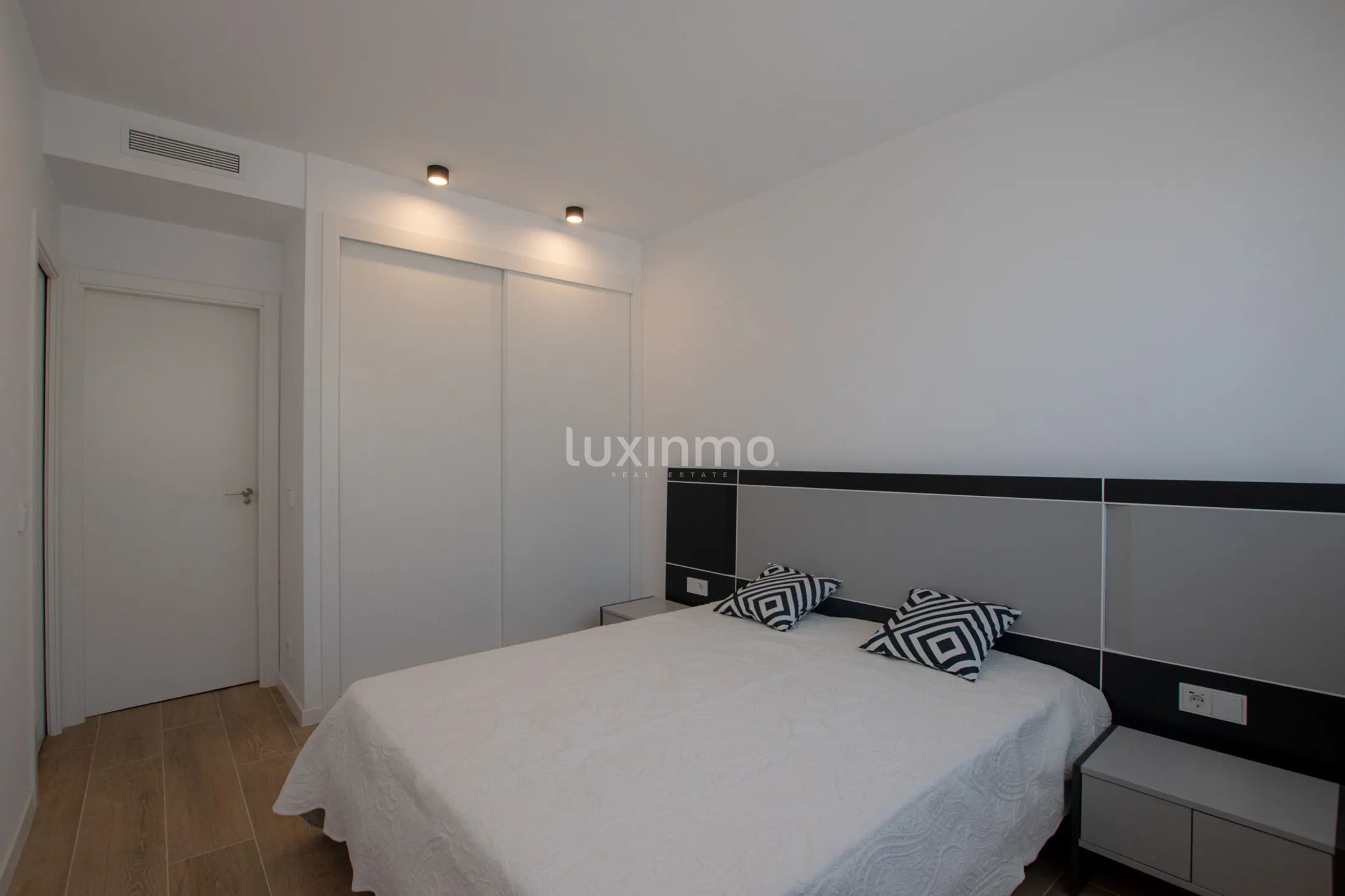 Contemporary penthouse for rent with sea views in Camporrosso Stone Valley — photo 14
