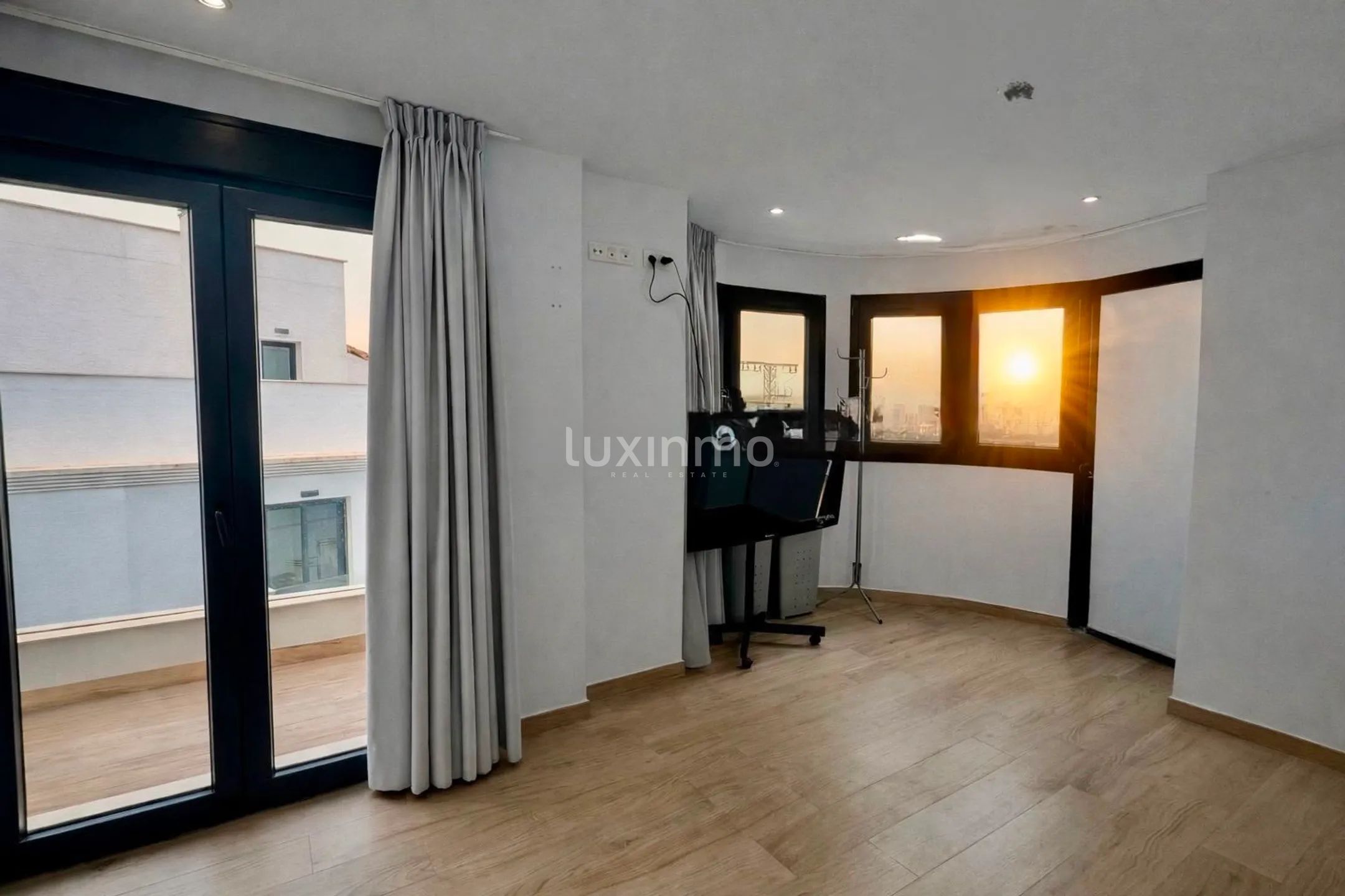Modern sea view duplex with private pool in Finestrat — photo 10