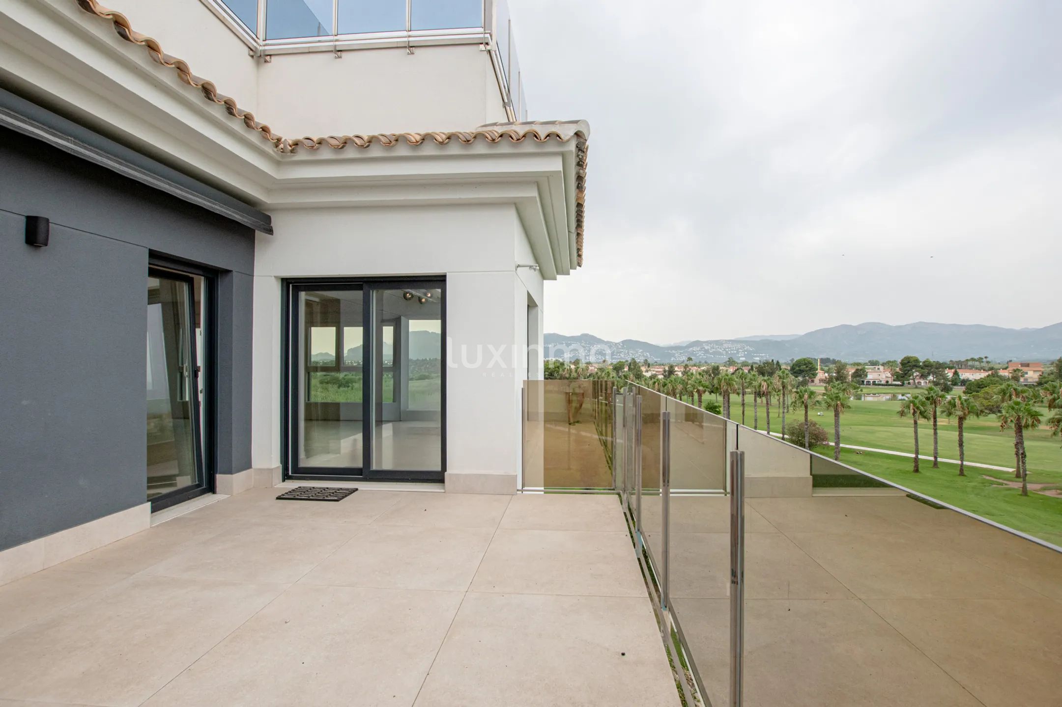 A modern penthouse with sea views in Oliva Nova — photo 5