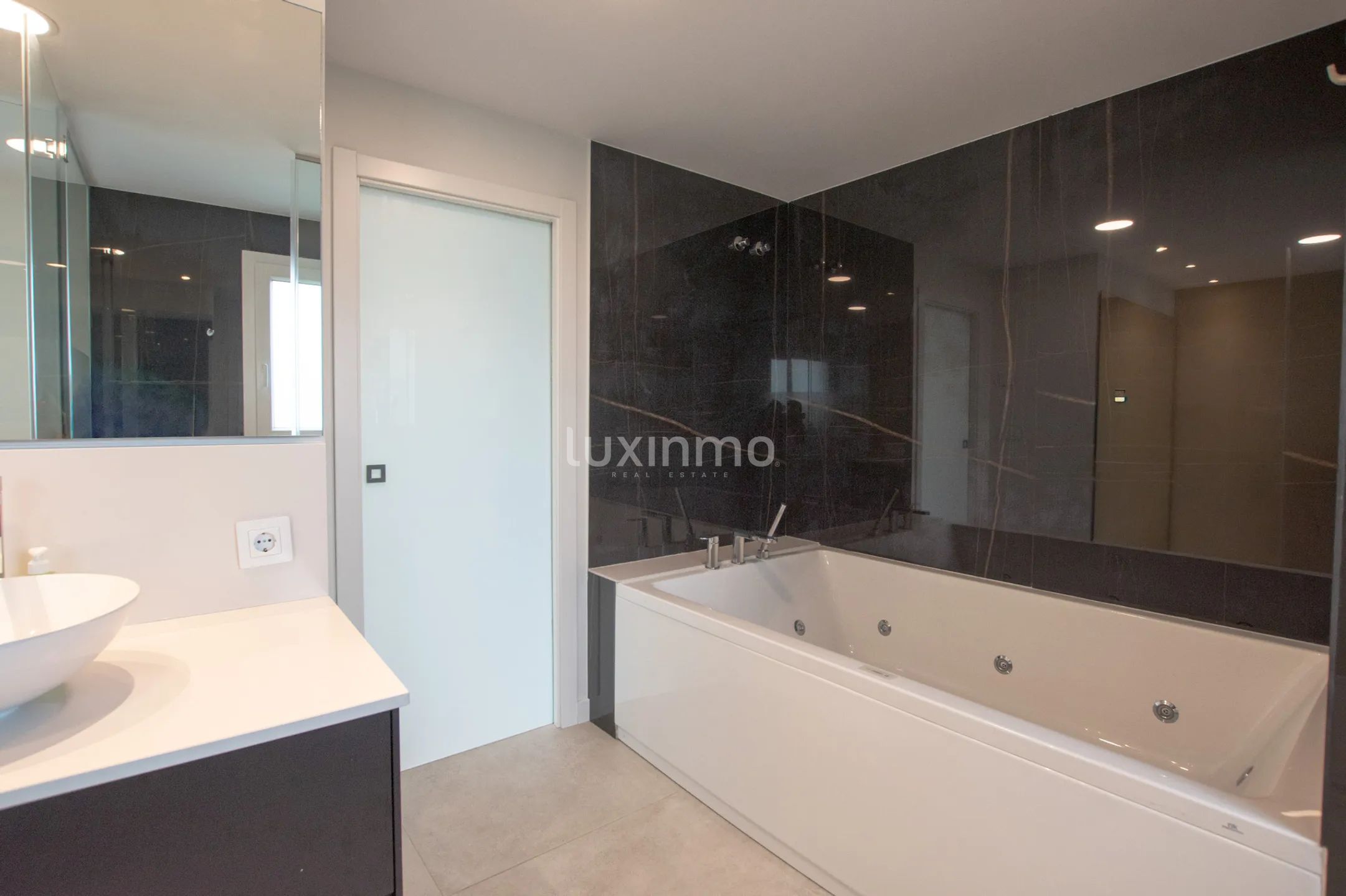 A modern penthouse with sea views in Oliva Nova — photo 24