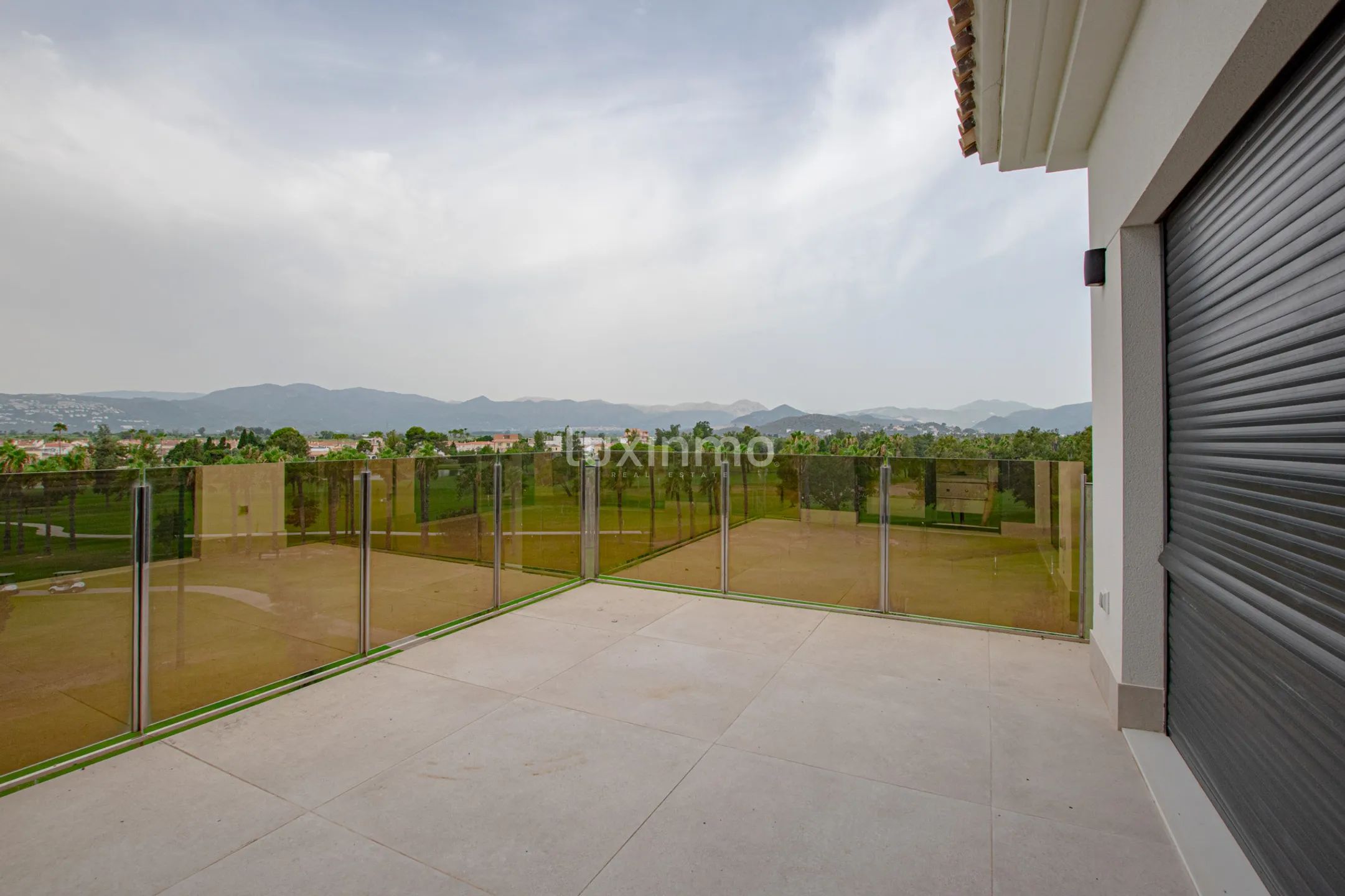 A modern penthouse with sea views in Oliva Nova — photo 37