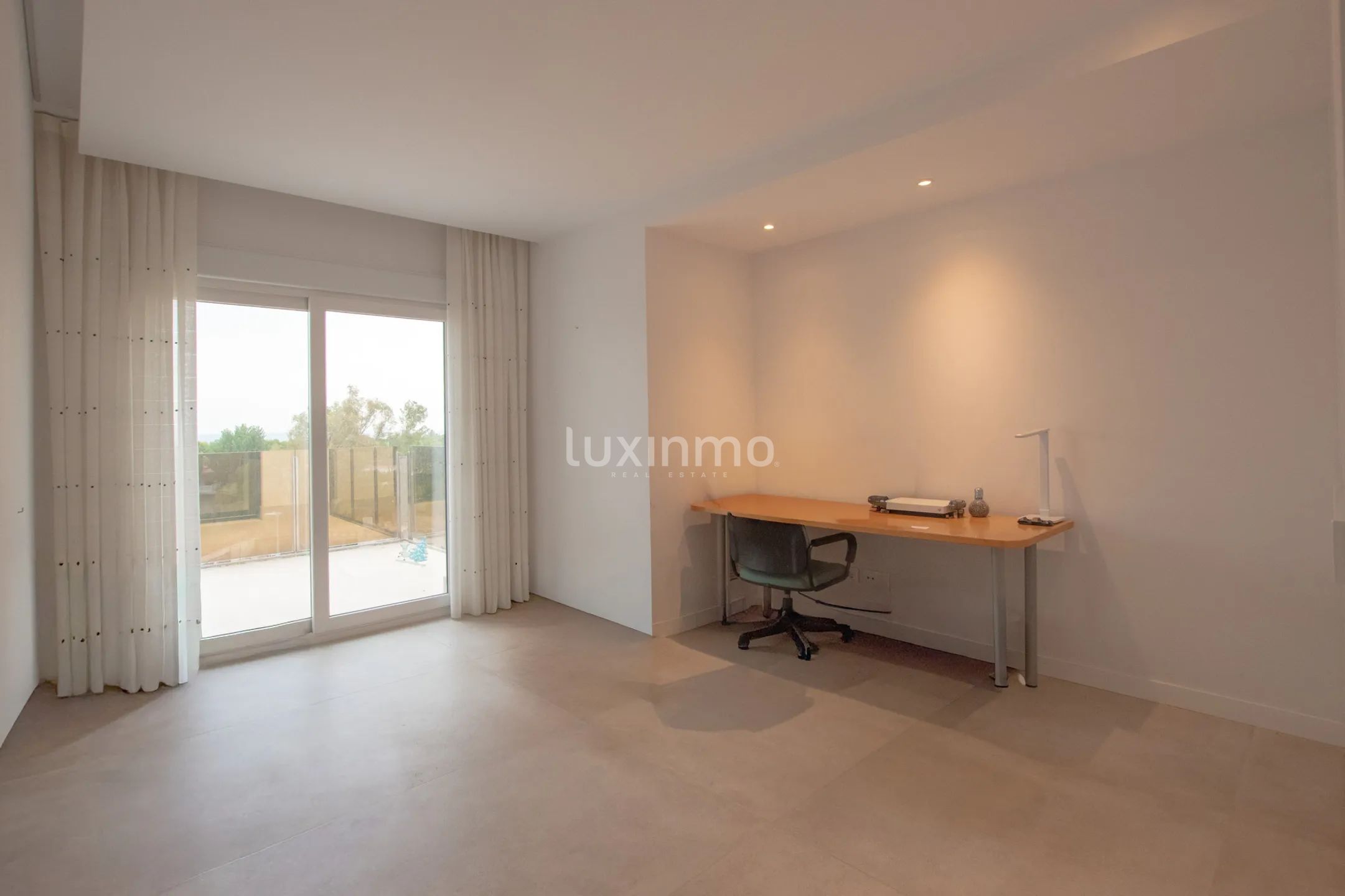 A modern penthouse with sea views in Oliva Nova — photo 30