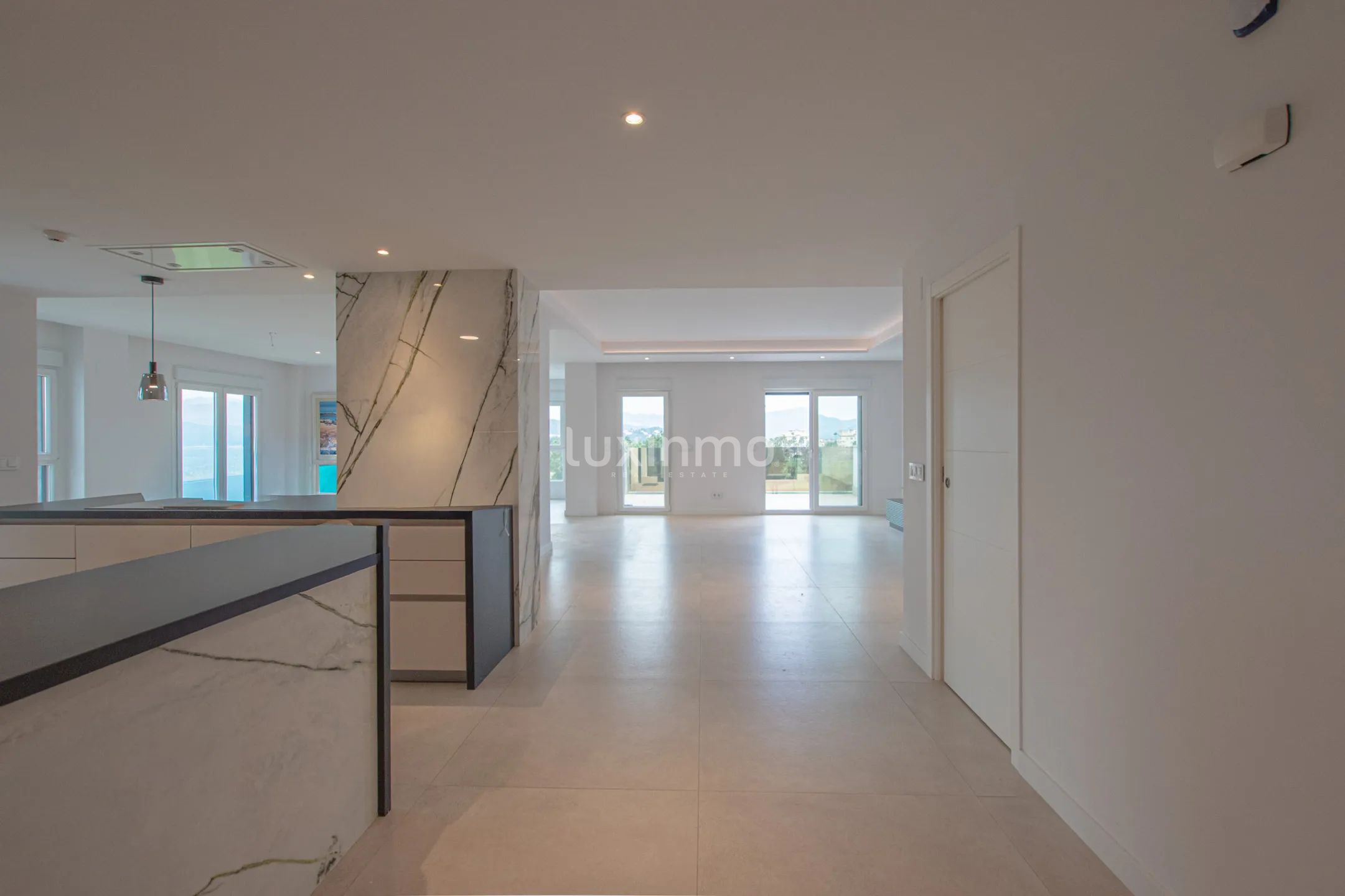 A modern penthouse with sea views in Oliva Nova — photo 10