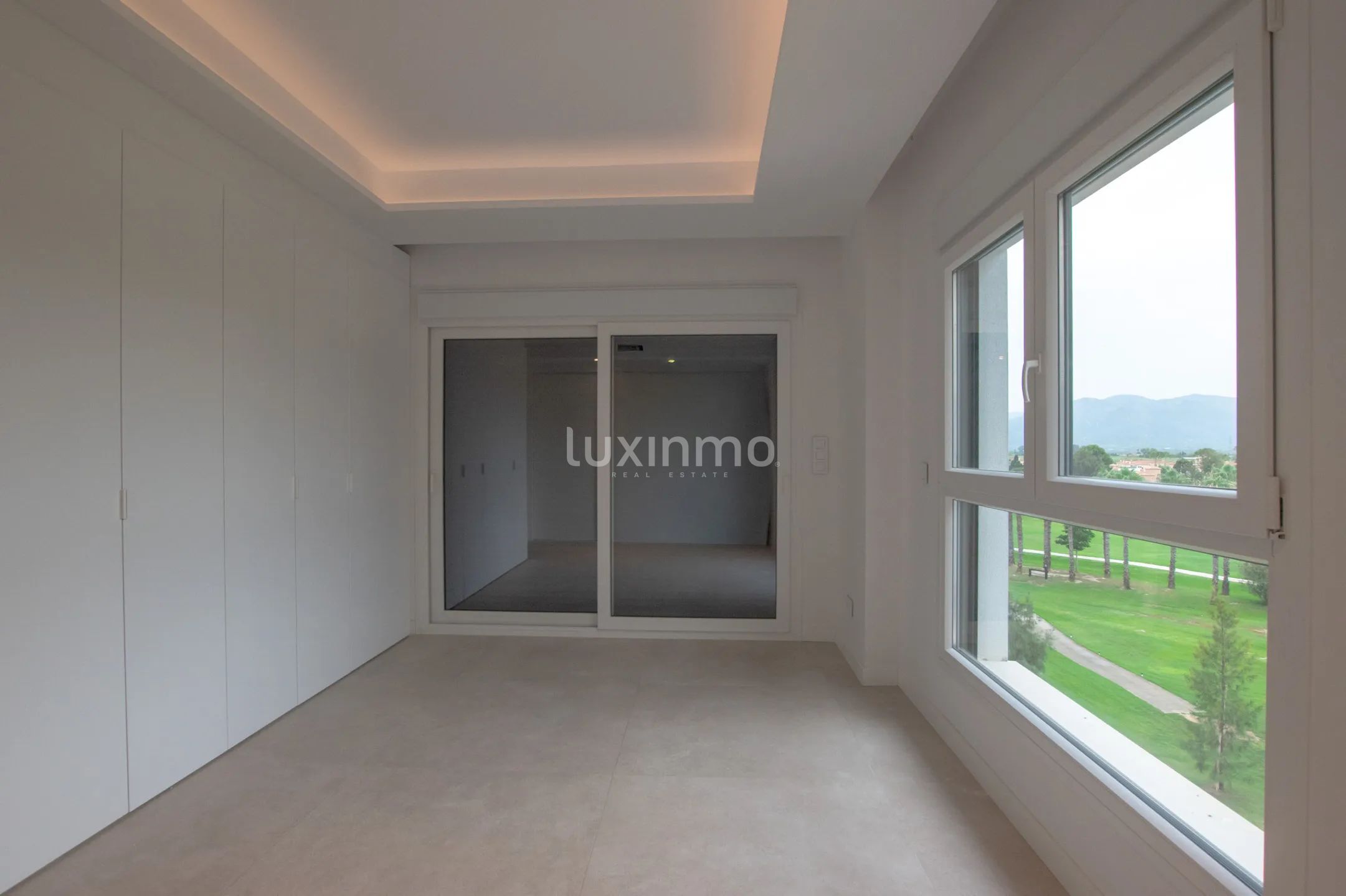 A modern penthouse with sea views in Oliva Nova — photo 20