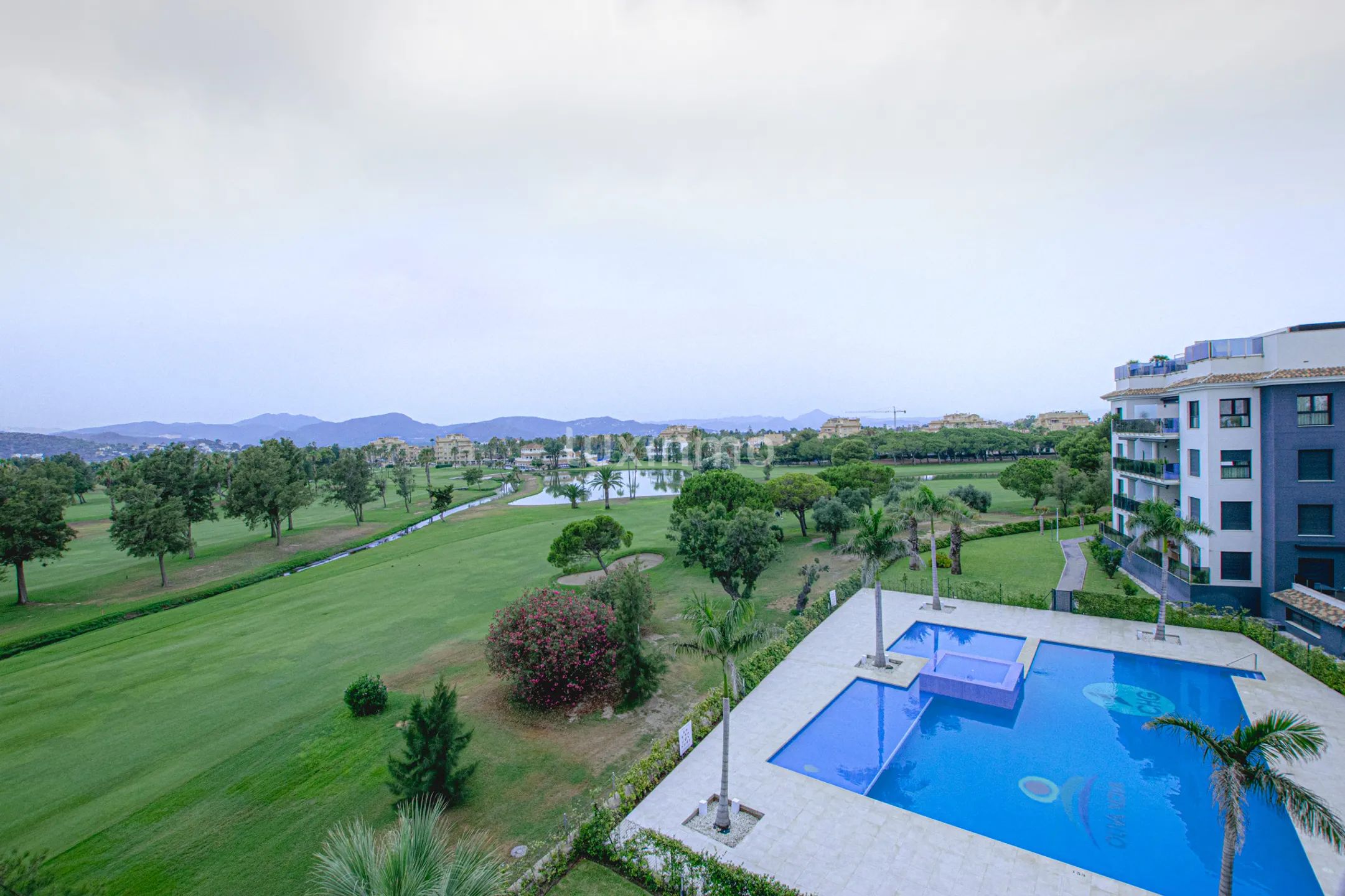 A modern penthouse with sea views in Oliva Nova