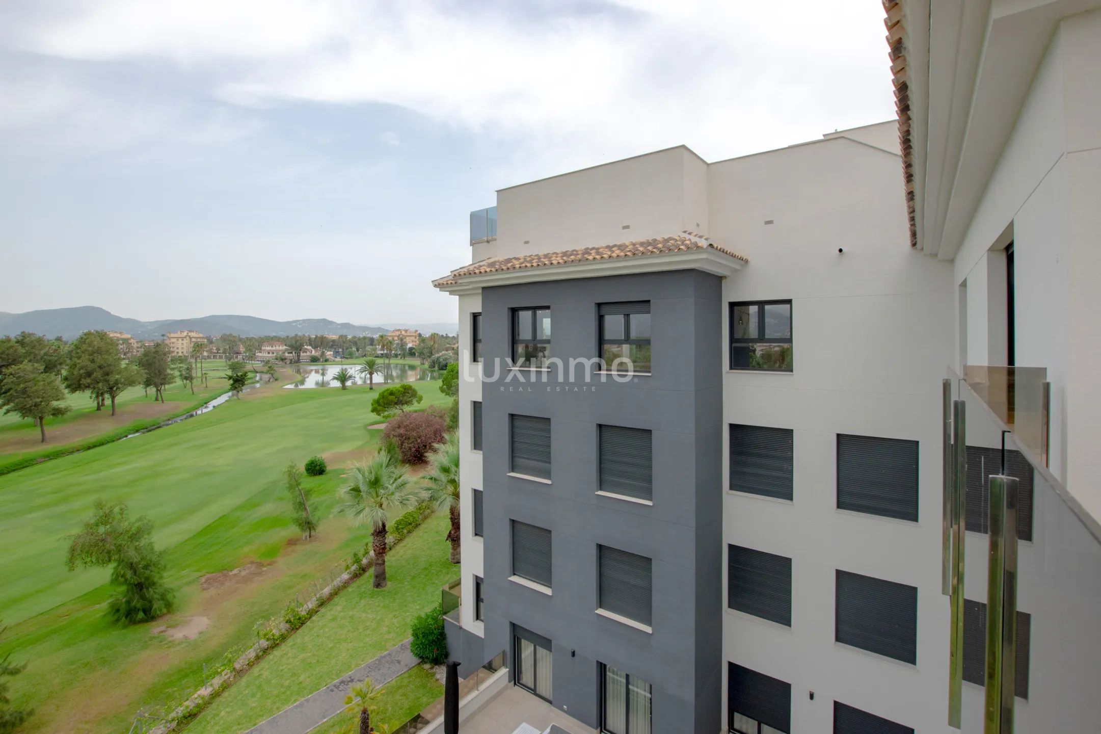 A modern penthouse with sea views in Oliva Nova — photo 4