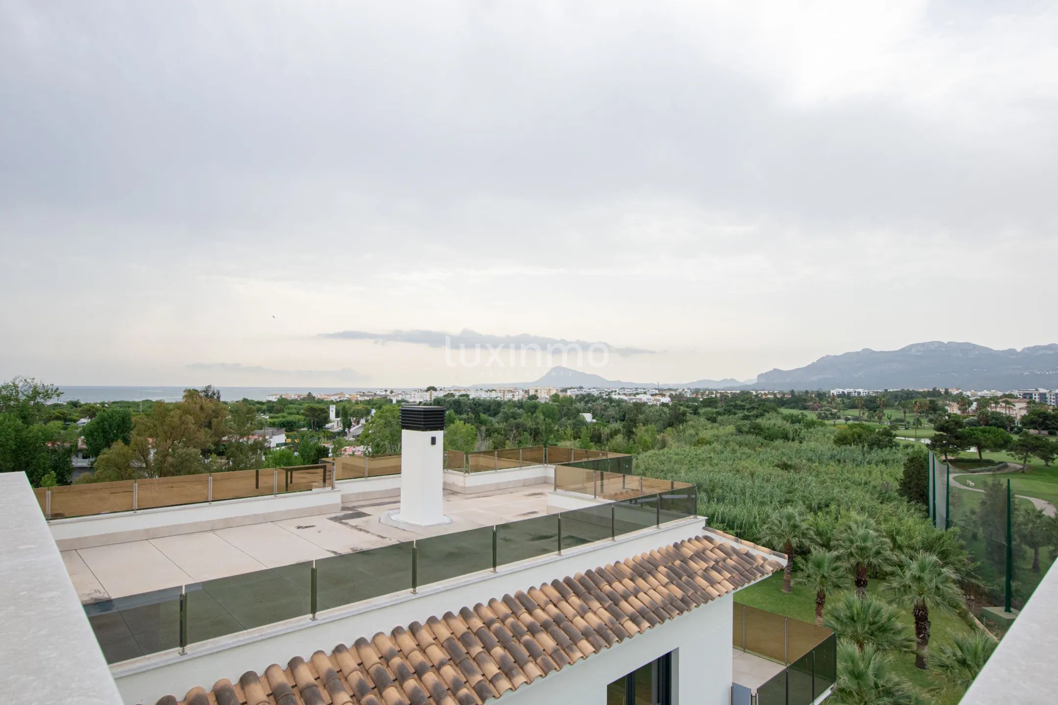 A modern penthouse with sea views in Oliva Nova — photo 7