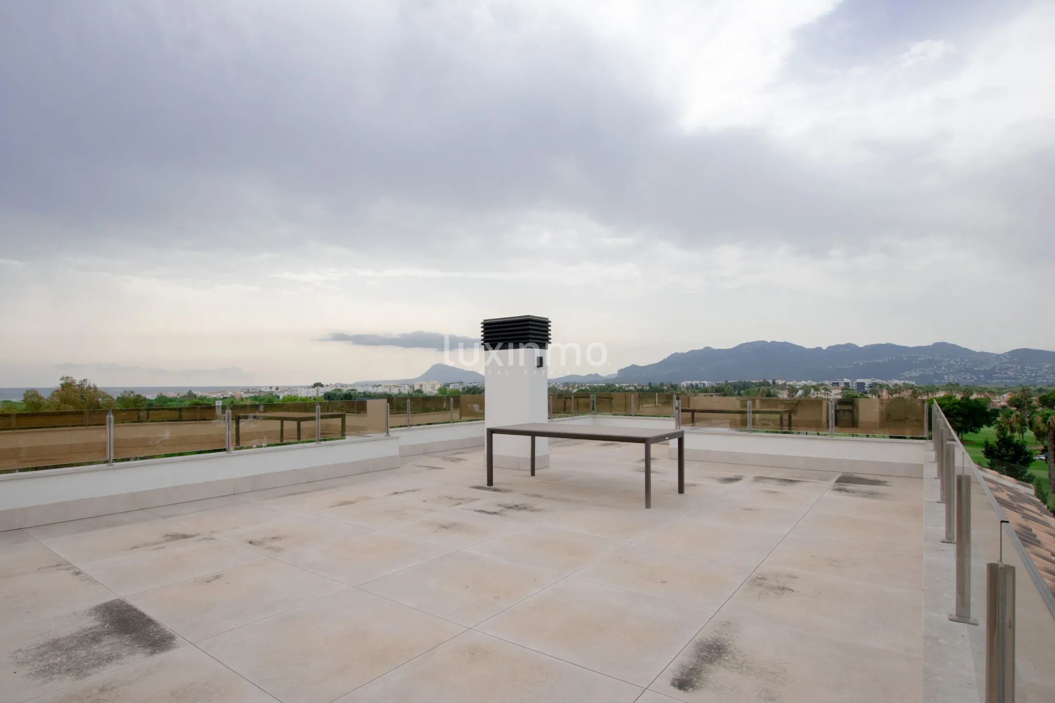 A modern penthouse with sea views in Oliva Nova — photo 38