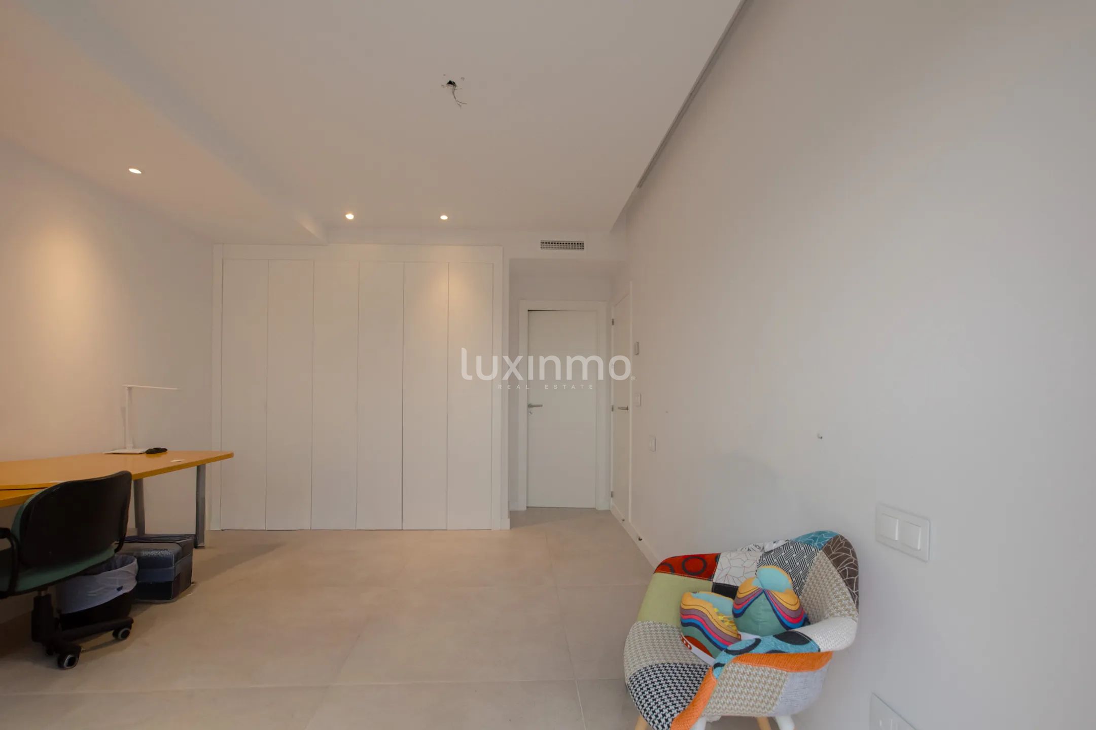 A modern penthouse with sea views in Oliva Nova — photo 31