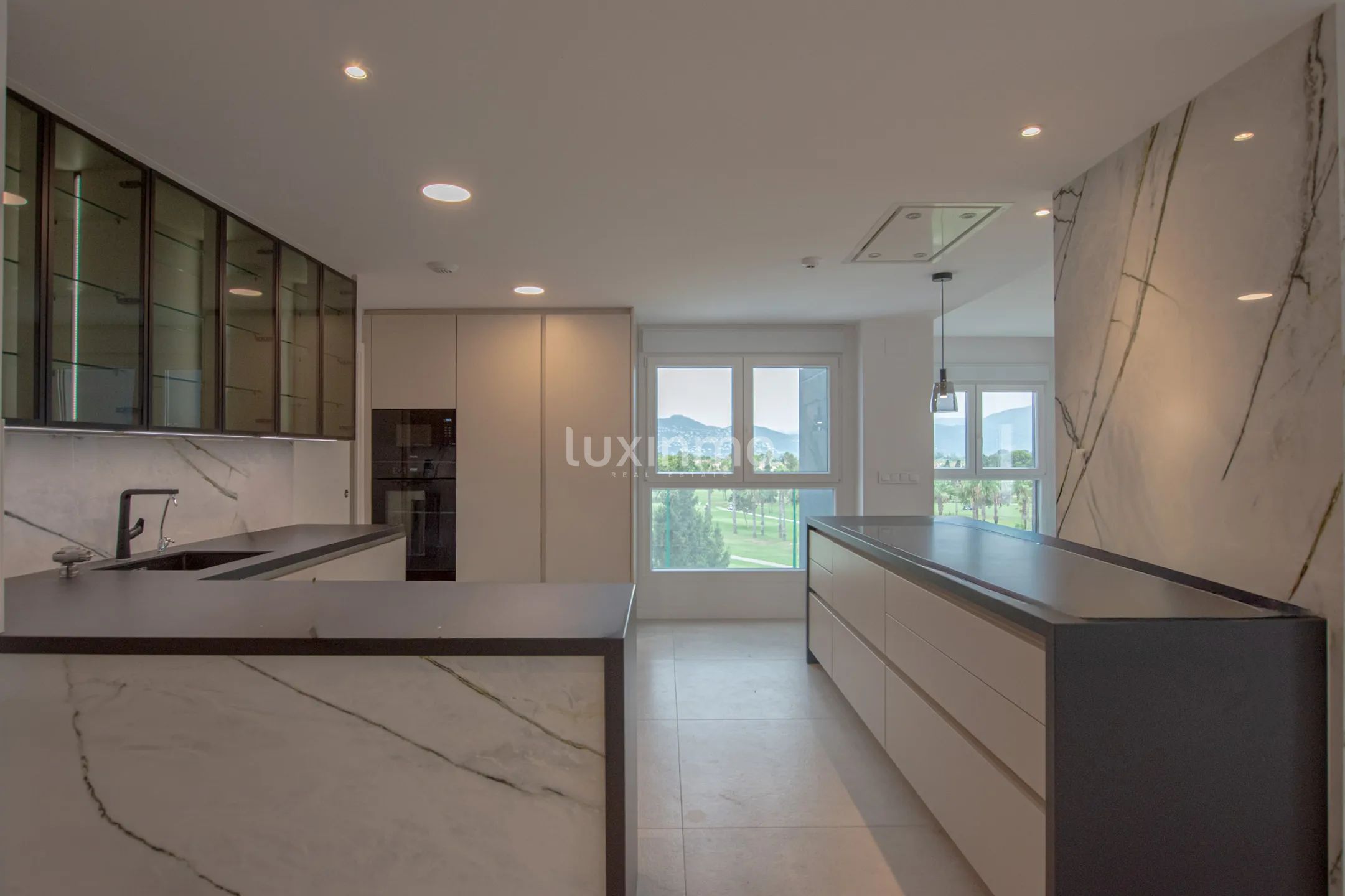 A modern penthouse with sea views in Oliva Nova — photo 11
