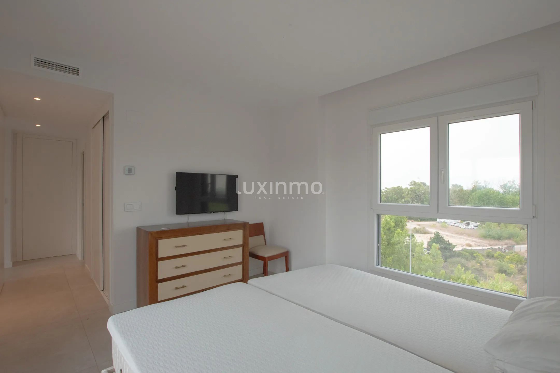 A modern penthouse with sea views in Oliva Nova — photo 33