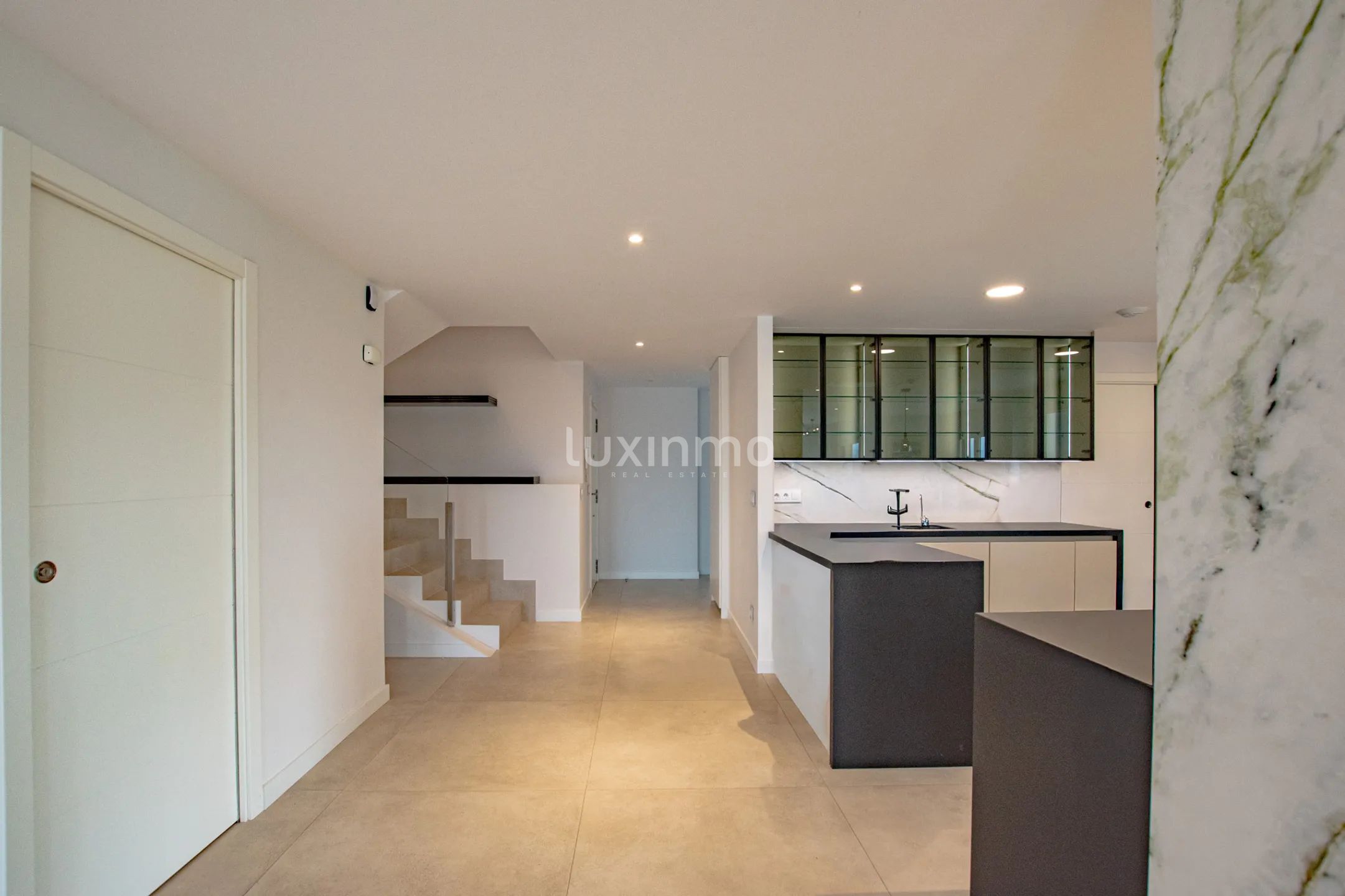 A modern penthouse with sea views in Oliva Nova — photo 9