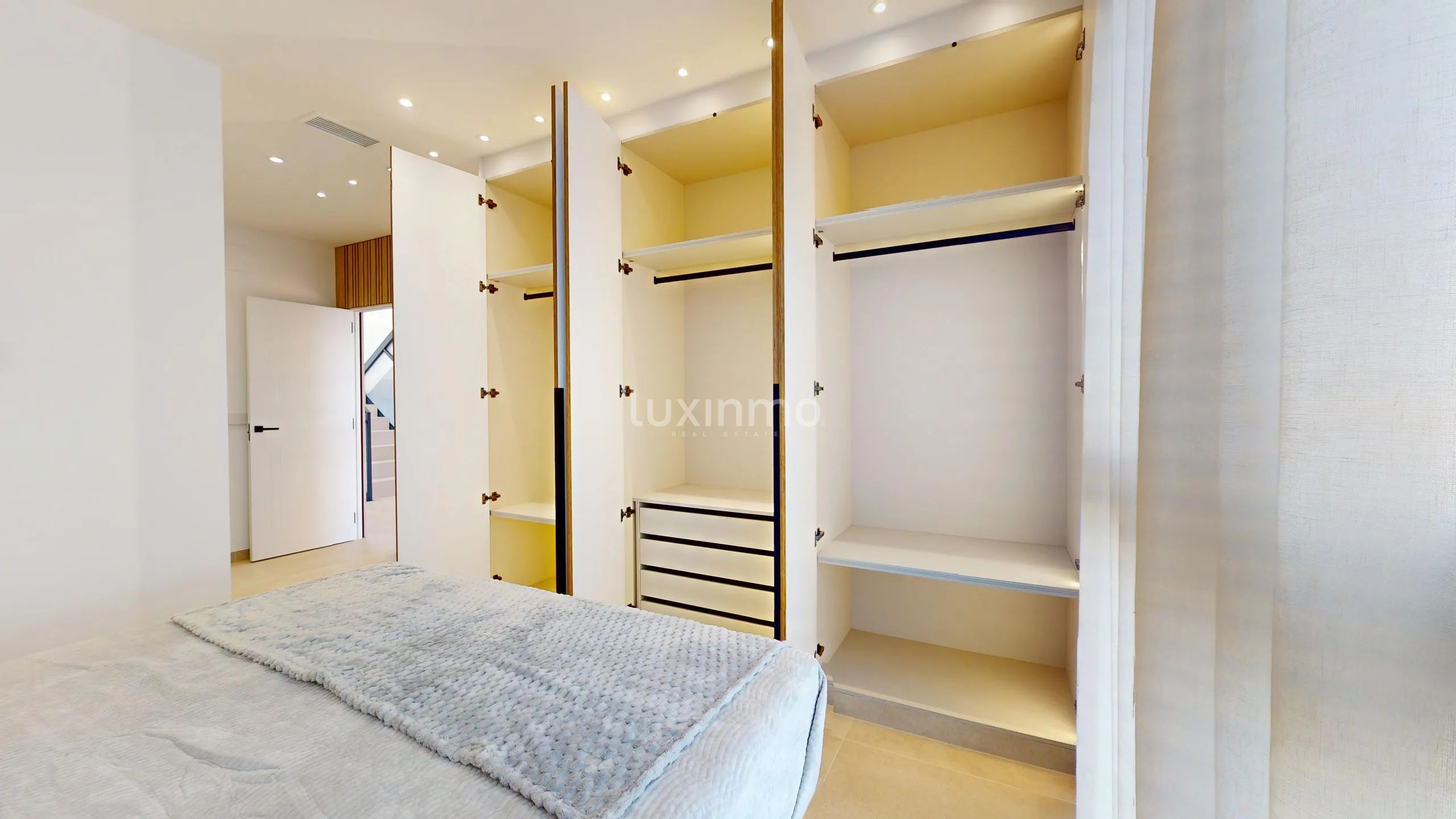 Luxury 4 bedroom villa with sea views for sale in Finestrat — photo 18