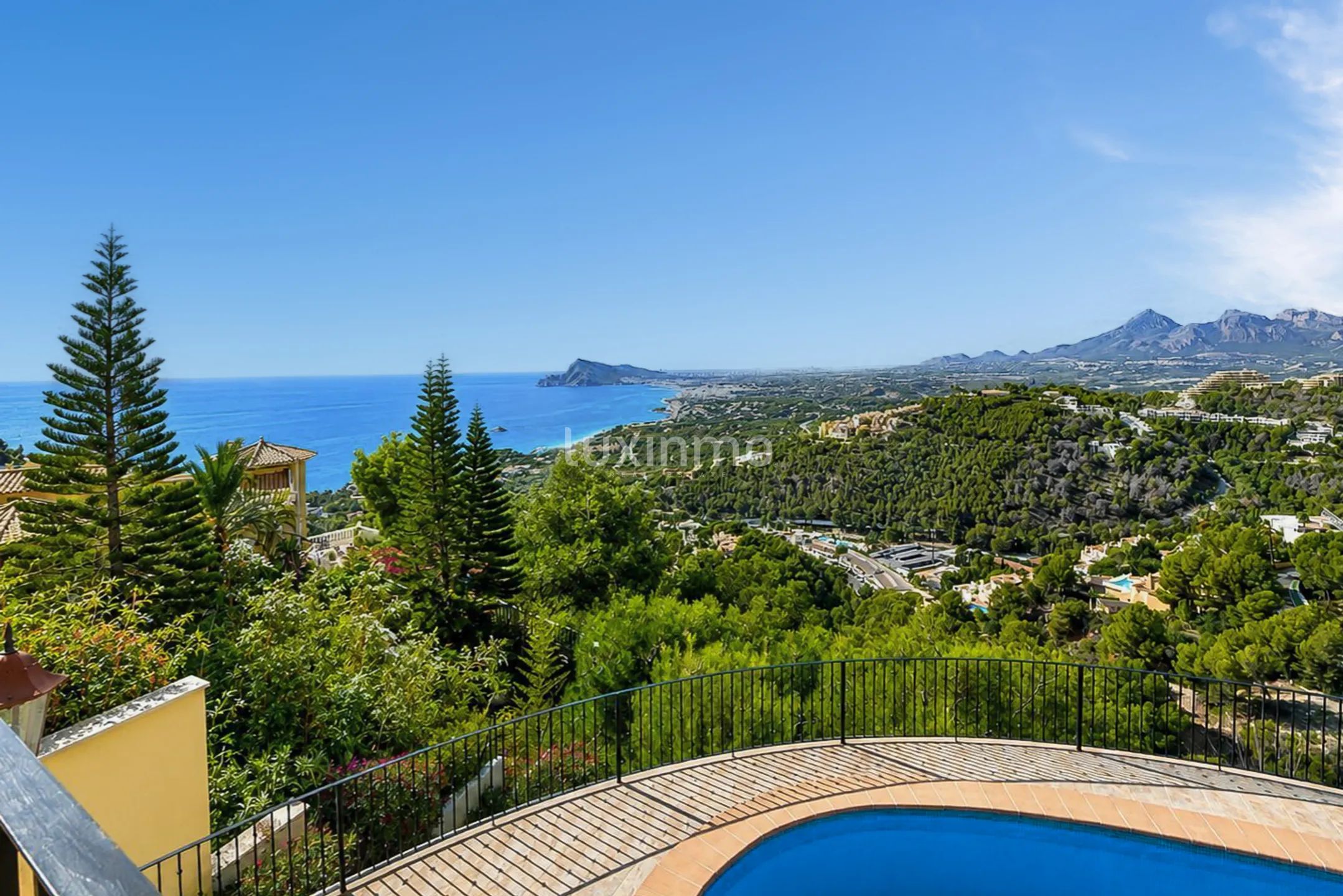 Detached 5 bedroom villa with panoramic sea views and pool in Altea Hills — photo 2