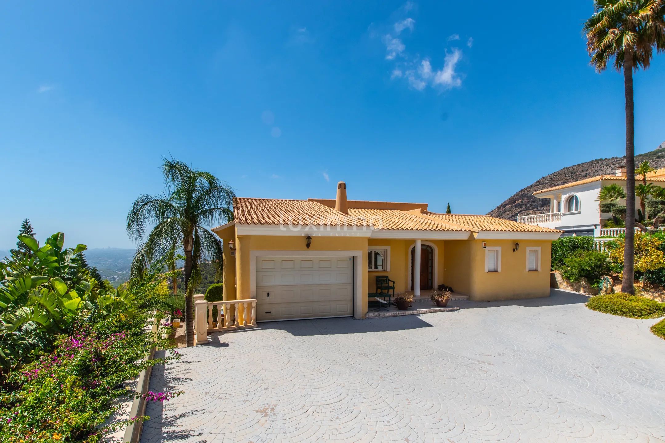 Villa unifamiliar de 5 dormitorios con vistas panorámicas al mar y piscina en Altea Hills