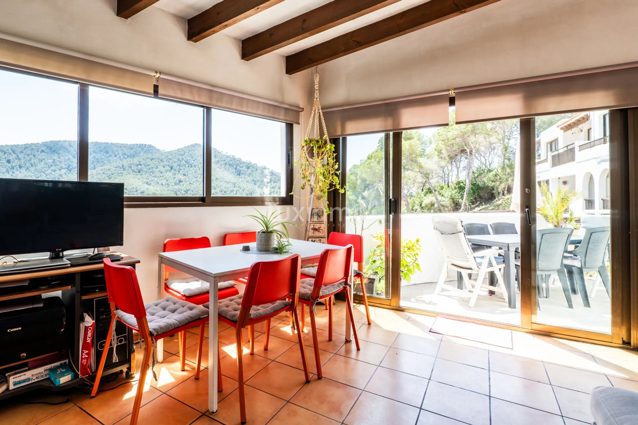 3-bedroom flat with sea views — photo 12