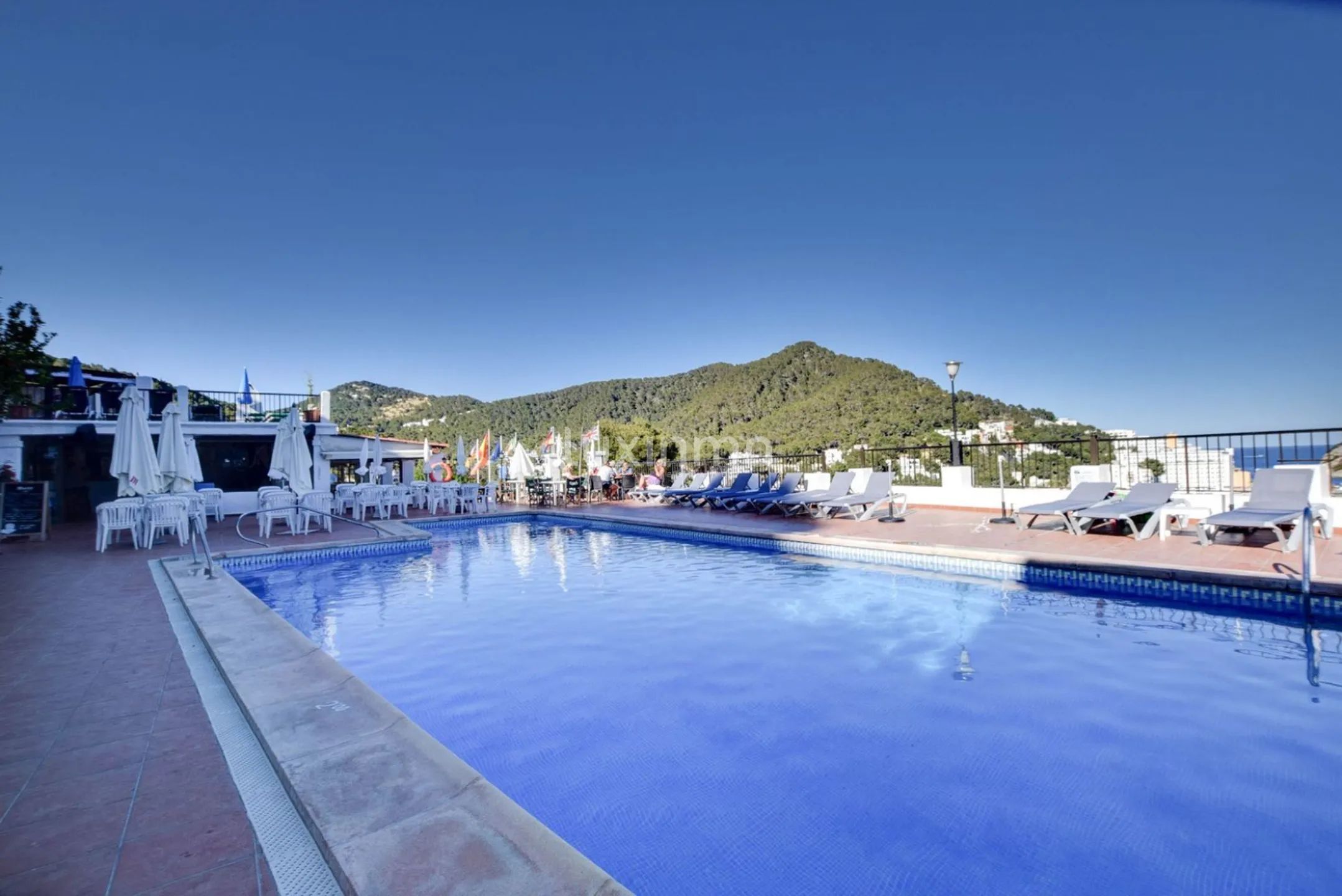 3-bedroom flat with sea views — photo 33