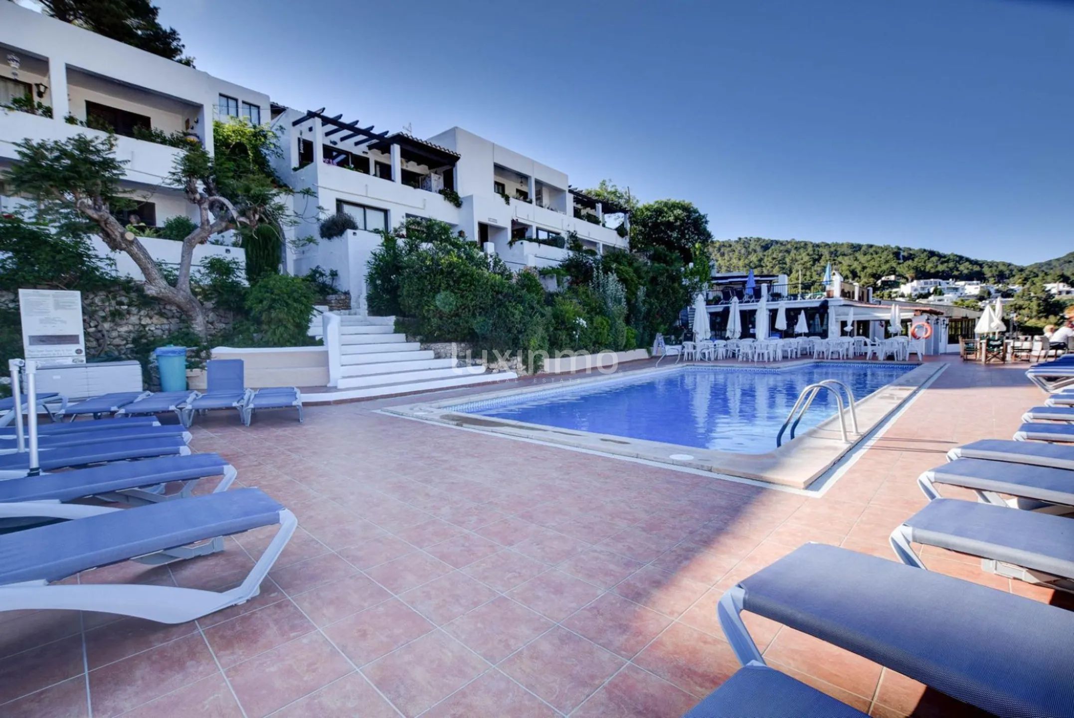 3-bedroom flat with sea views — photo 32
