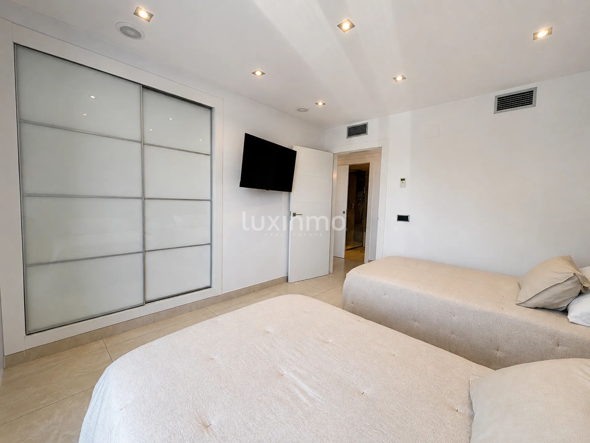 Spectacular 3-bedroom property in Mascarat — photo 18