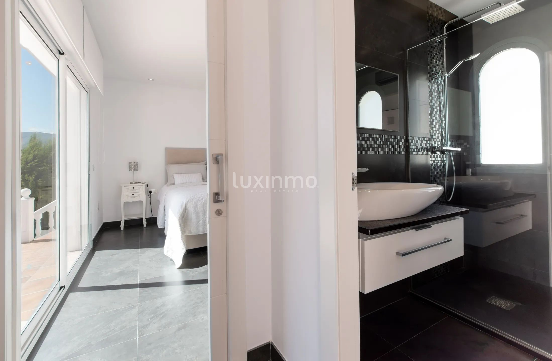 Detached villa with guest studio, pool and sea views in Calpe — photo 12