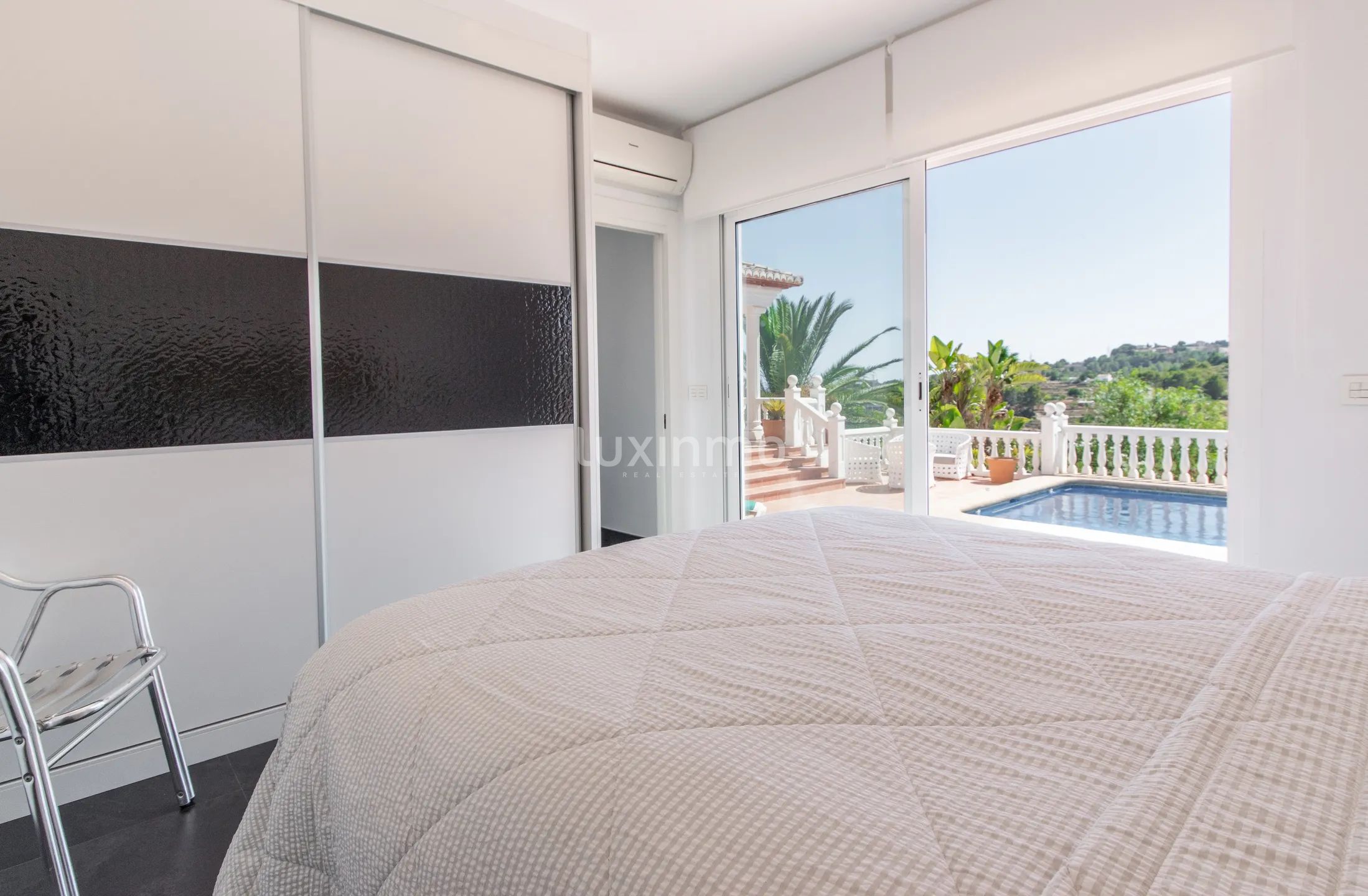 Detached villa with guest studio, pool and sea views in Calpe — photo 14