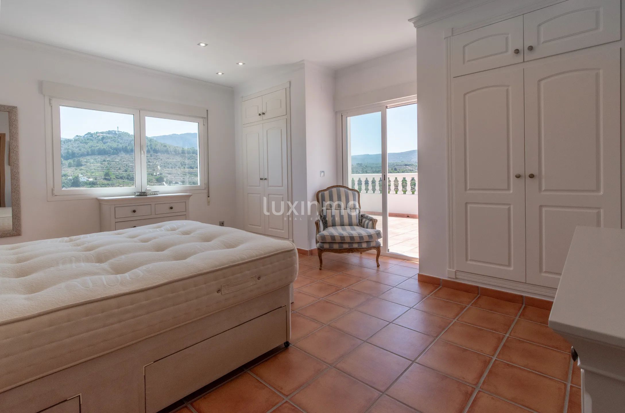 Detached villa with guest studio, pool and sea views in Calpe — photo 9