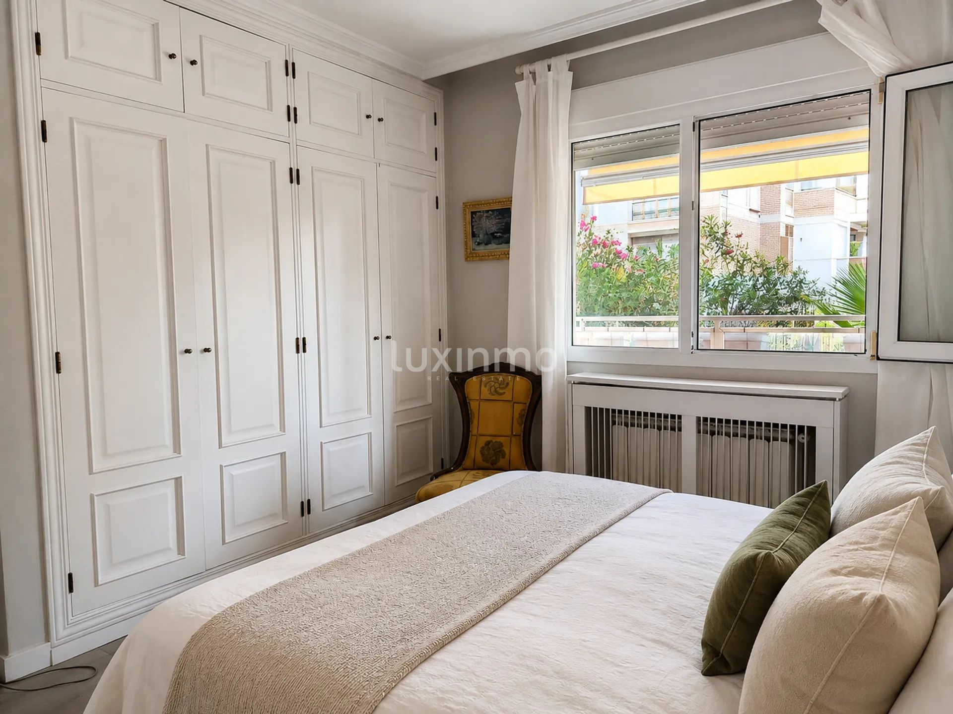 A charming and spacious three-bedroom flat for sale in Talamanca, right next to Cap Martinet — photo 16