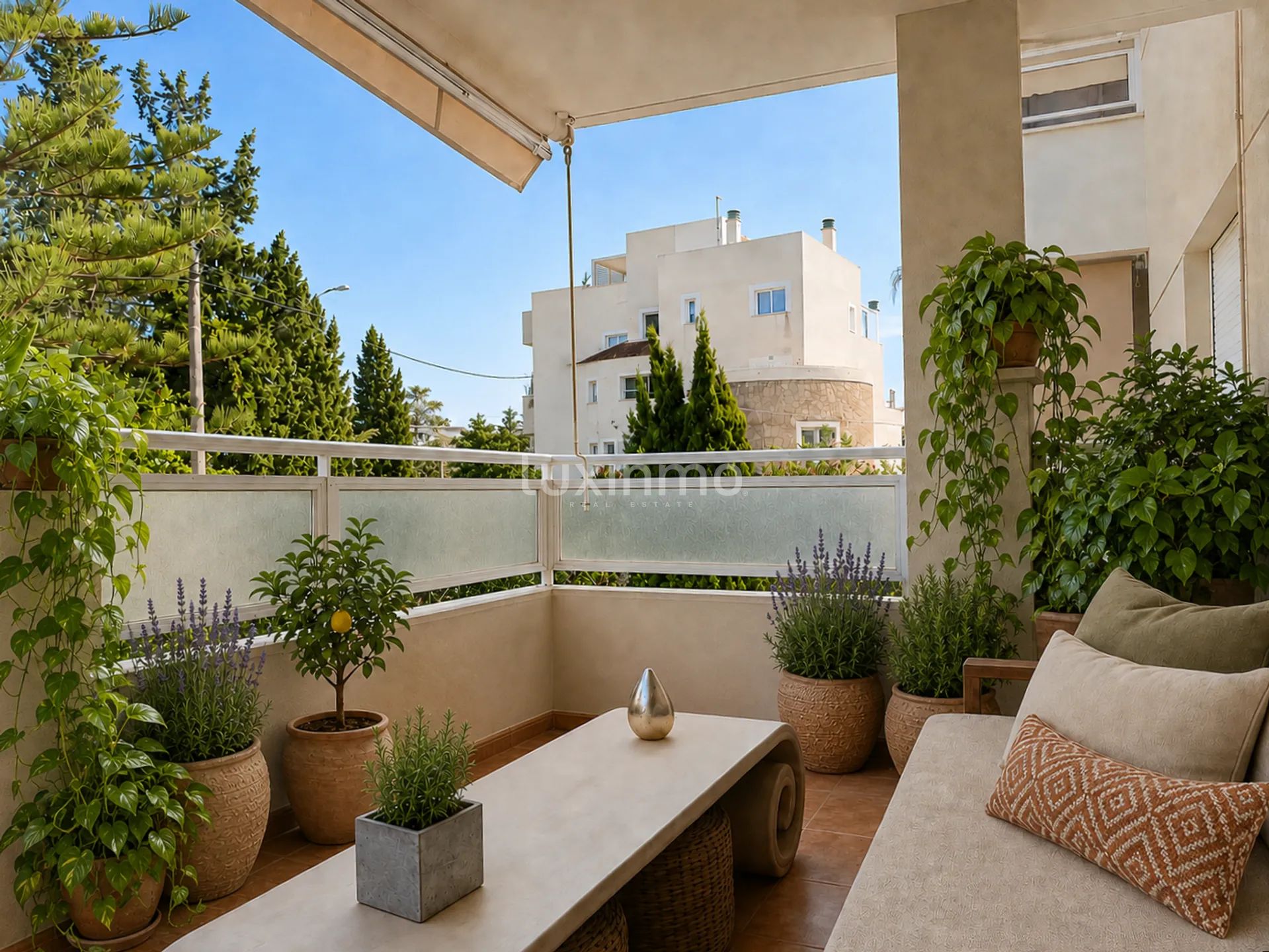A charming and spacious three-bedroom flat for sale in Talamanca, right next to Cap Martinet — photo 12