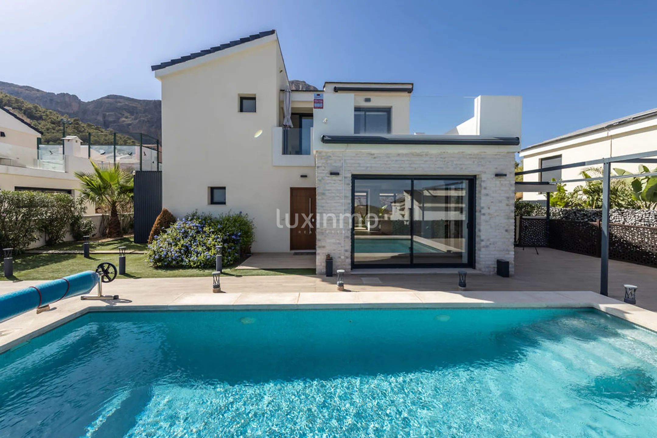 Modern villa with sea views and heated pool for sale in Polop