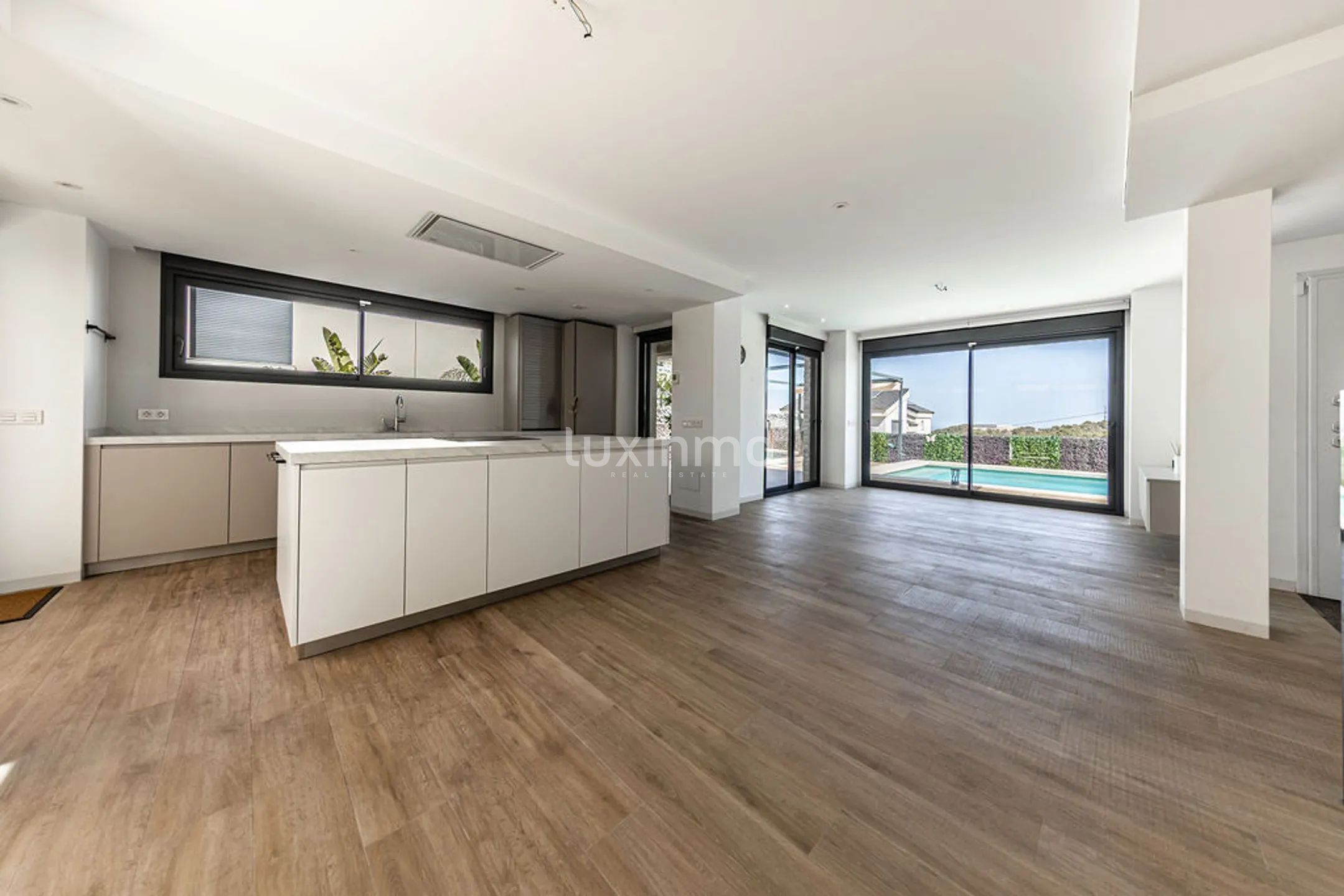 Modern villa with sea views and heated pool for sale in Polop — photo 11