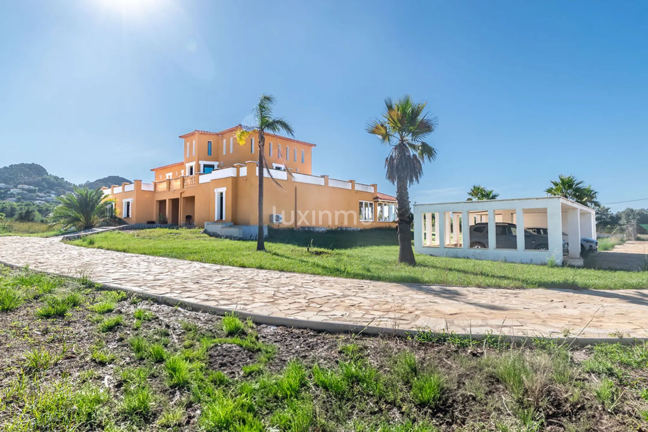 Elegante villa mediterránea situada en una excepcional parcela privada en Dénia