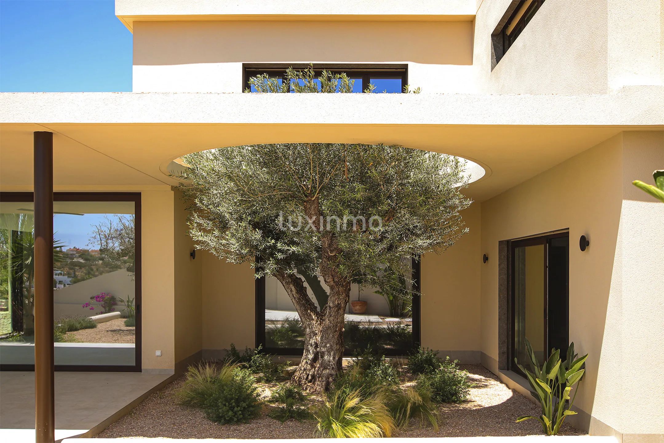 Modern Luxury Villa with 4 En-Suite Bedrooms and large pool for sale — photo 8